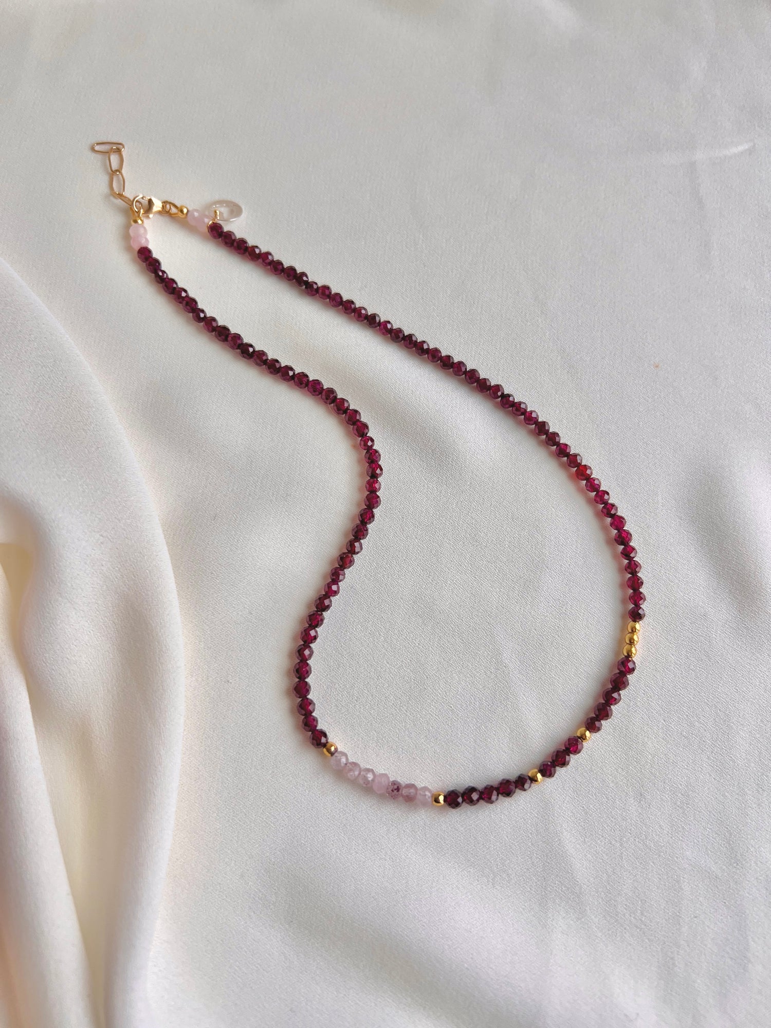 Ketting Kracht & Moed,  granaat en rozekwarts