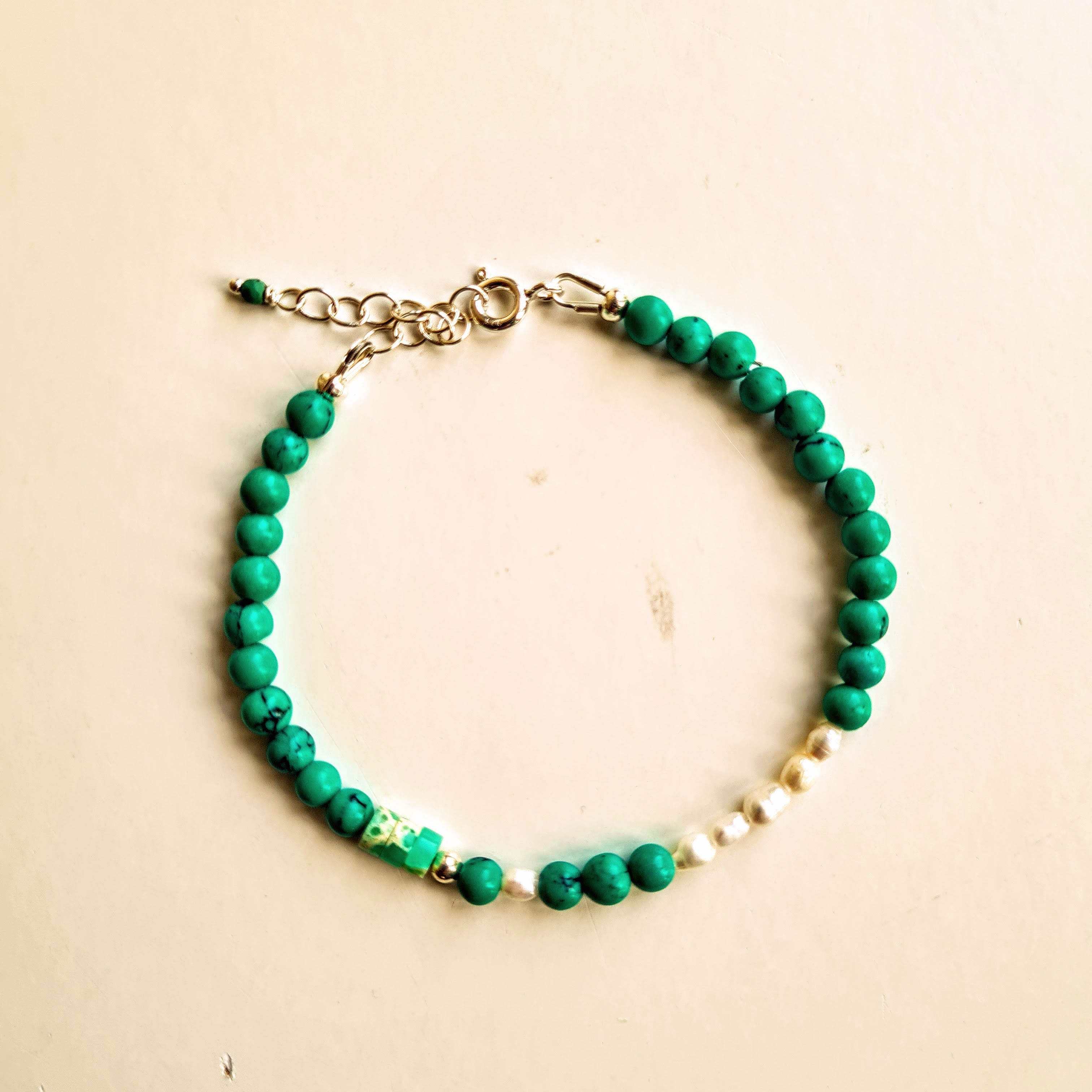 Armband White Awake, groenturquoise magnesiet en parel