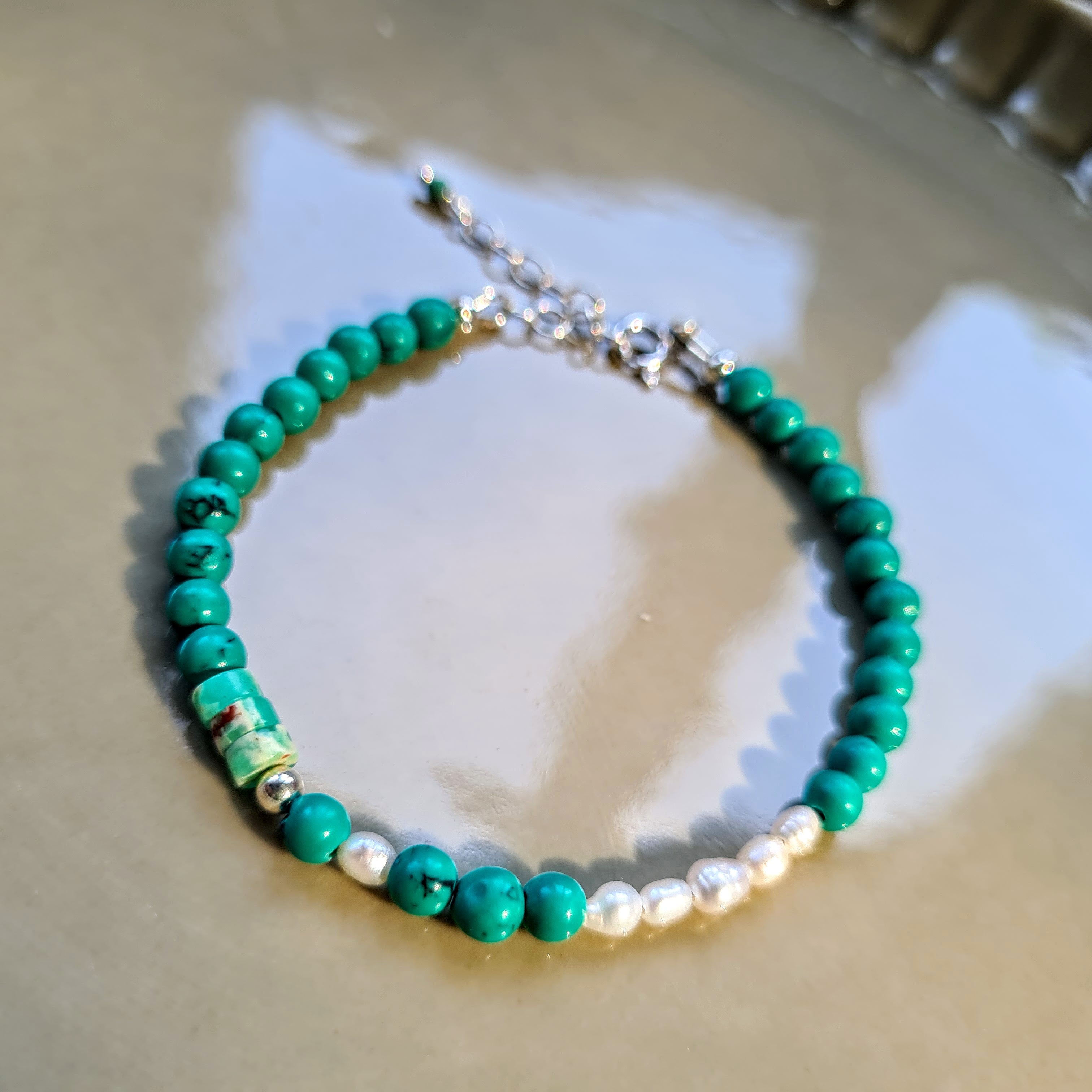 Armband White Awake, groenturquoise magnesiet en parel