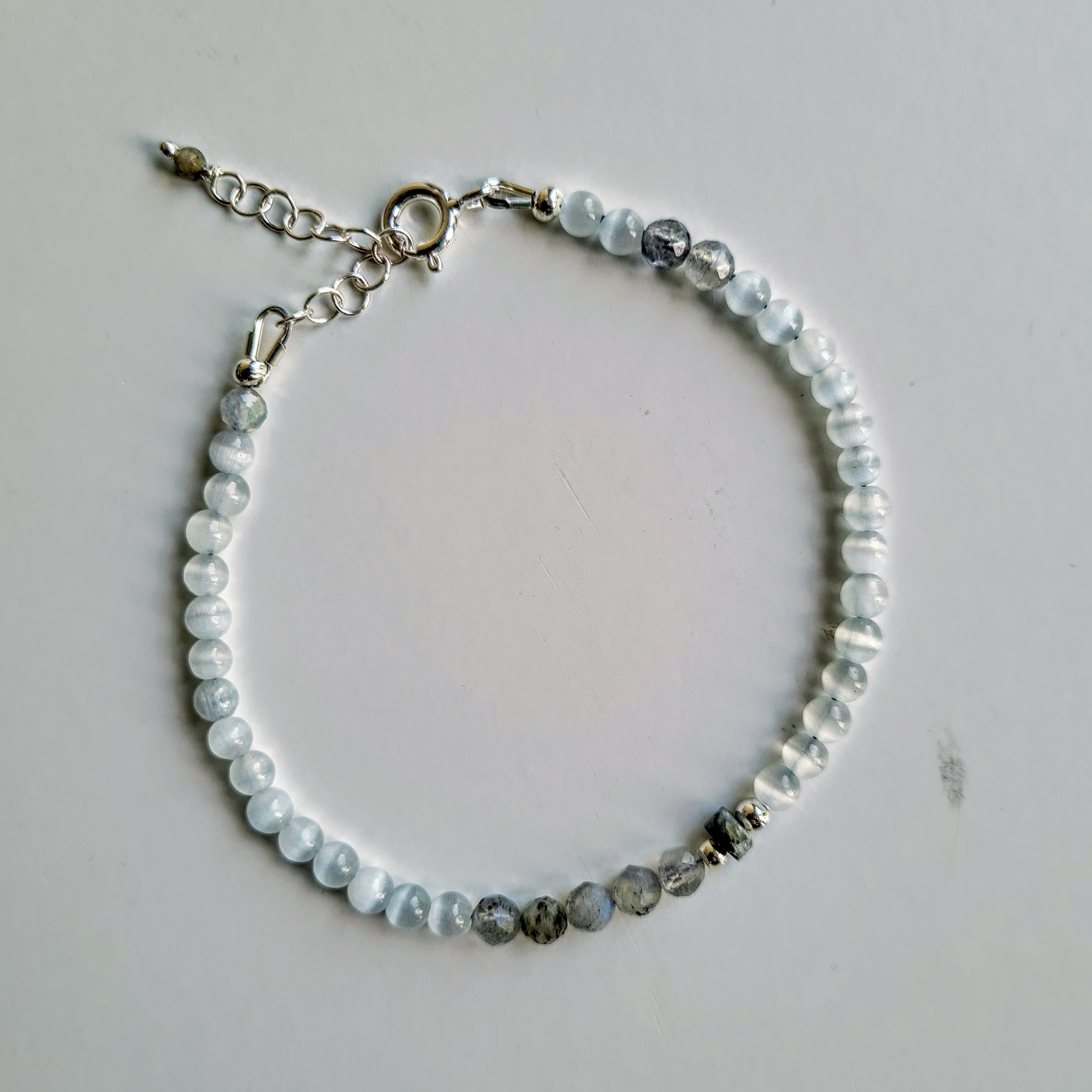 Armband White Cat, met labradoriet en wit kattenoog