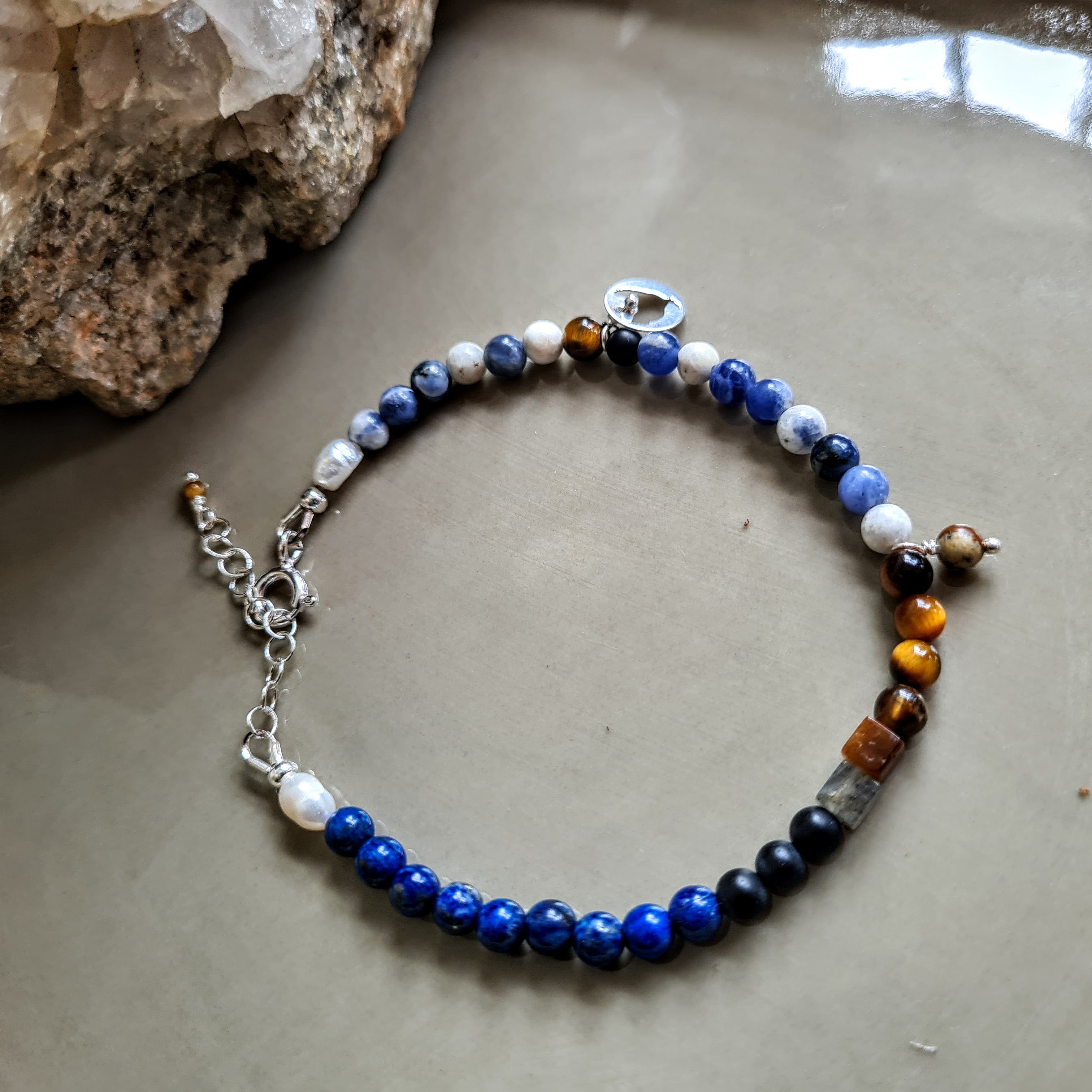 Armband Virginia, lapis lazuli, sodaliet, gouden tijgeroog, onyx