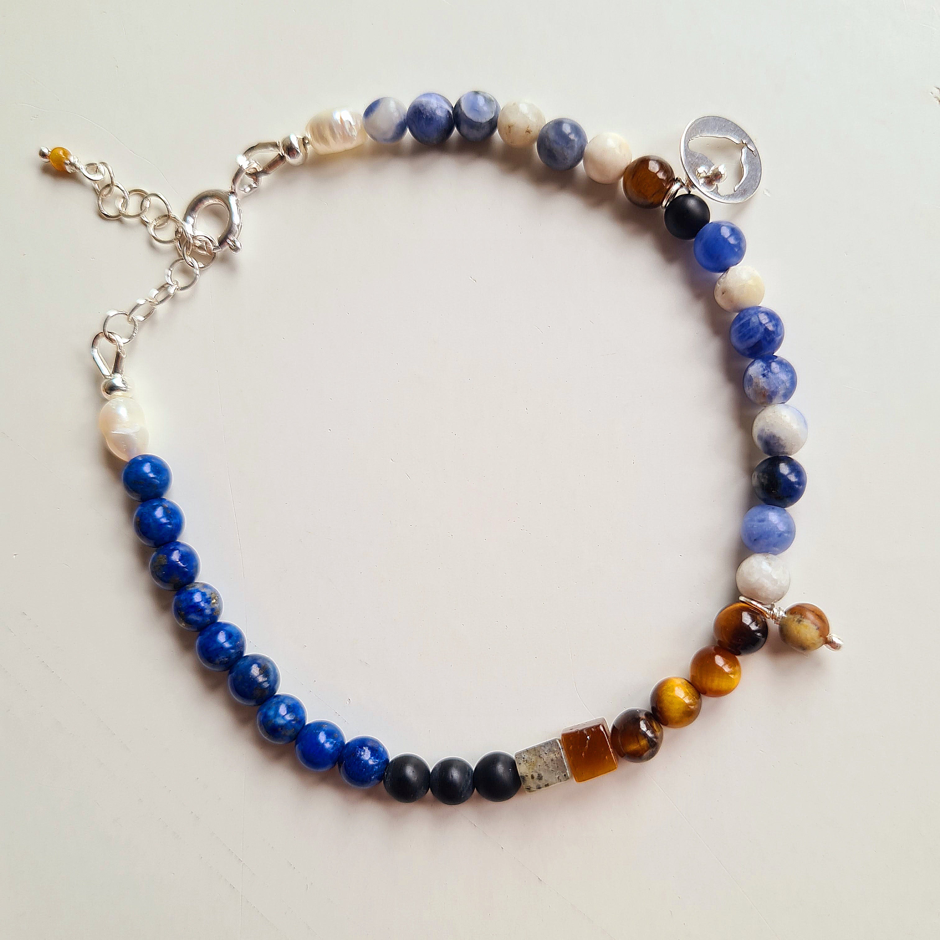 Armband Virginia, lapis lazuli, sodaliet, gouden tijgeroog, onyx
