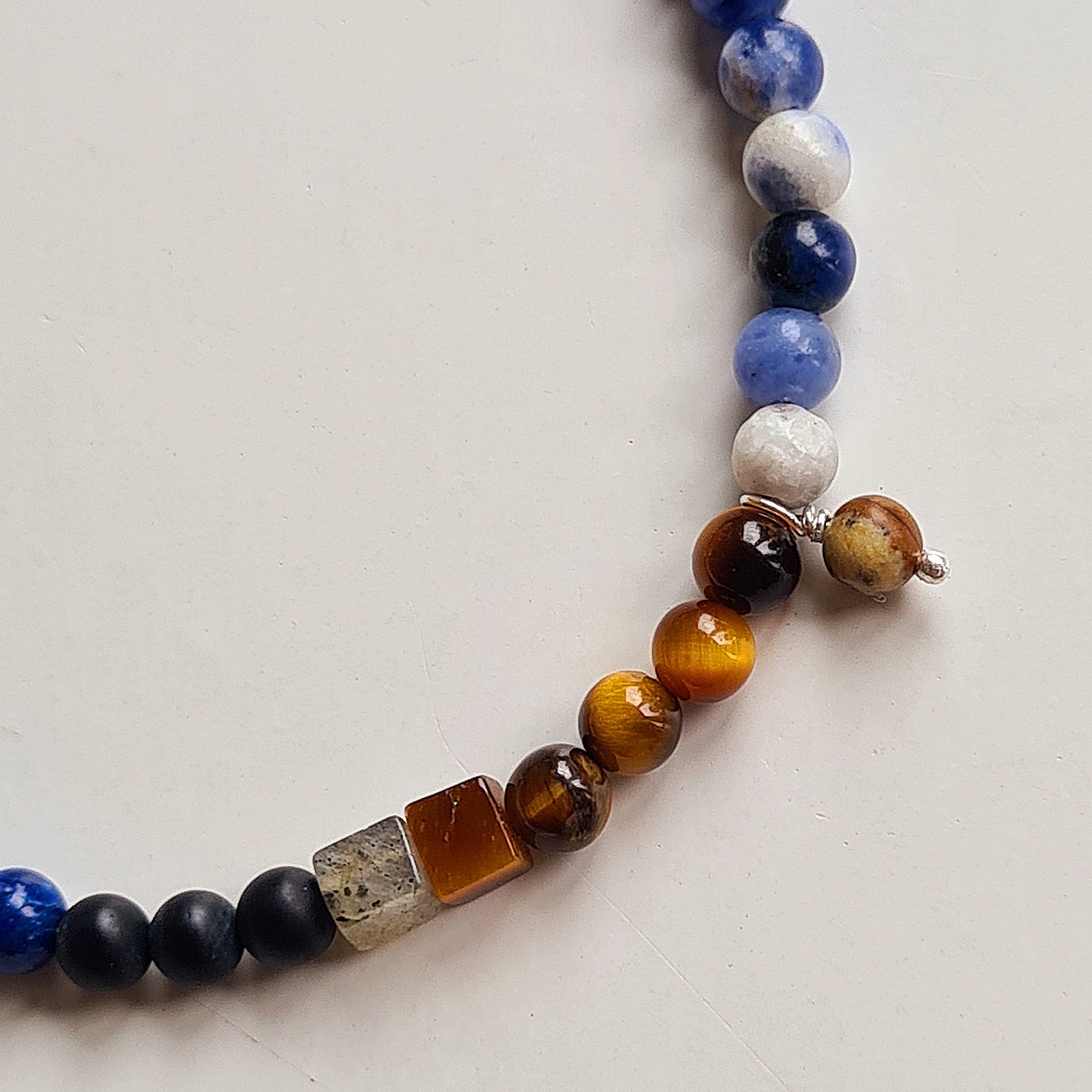 Armband Virginia, lapis lazuli, sodaliet, gouden tijgeroog, onyx
