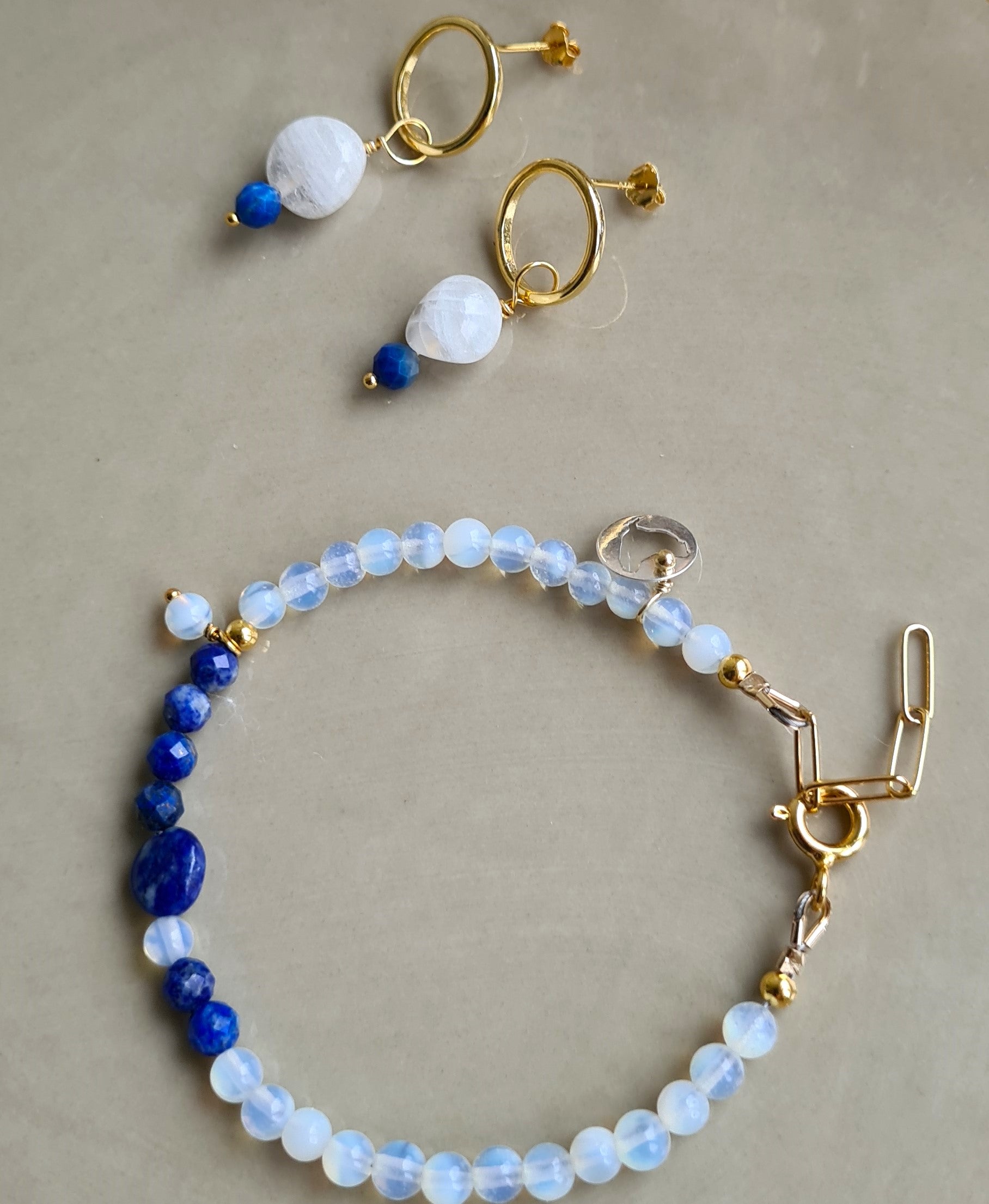 Oorbellen Little Moon, maansteen, lapis lazuli