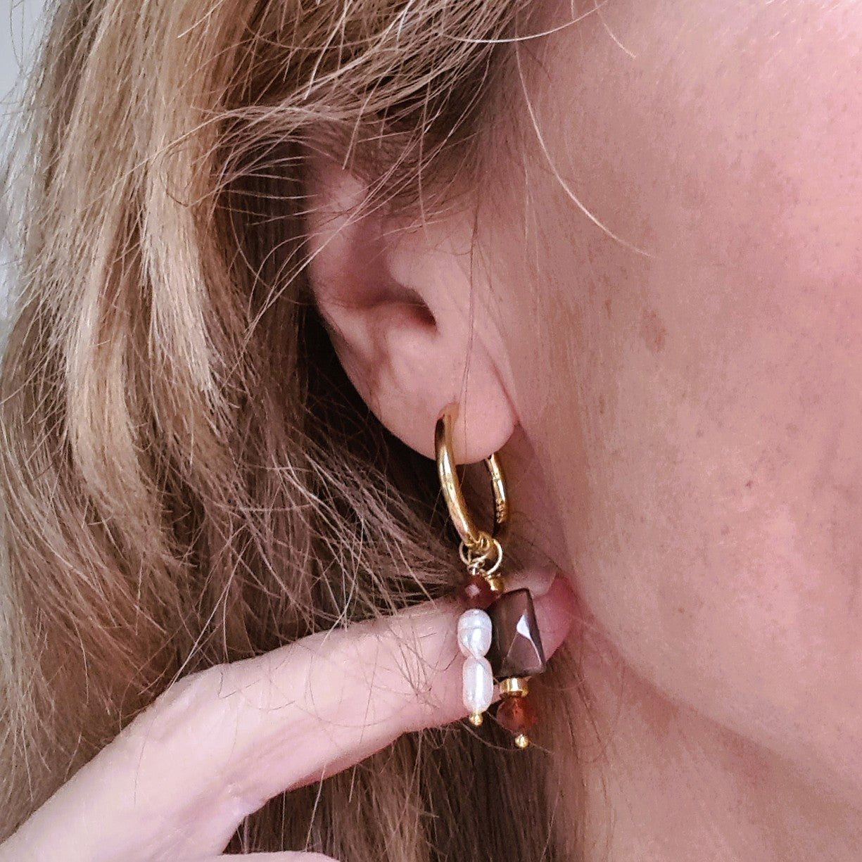 Oorbellen Peace of mind, bruine agaat, parel, granaat