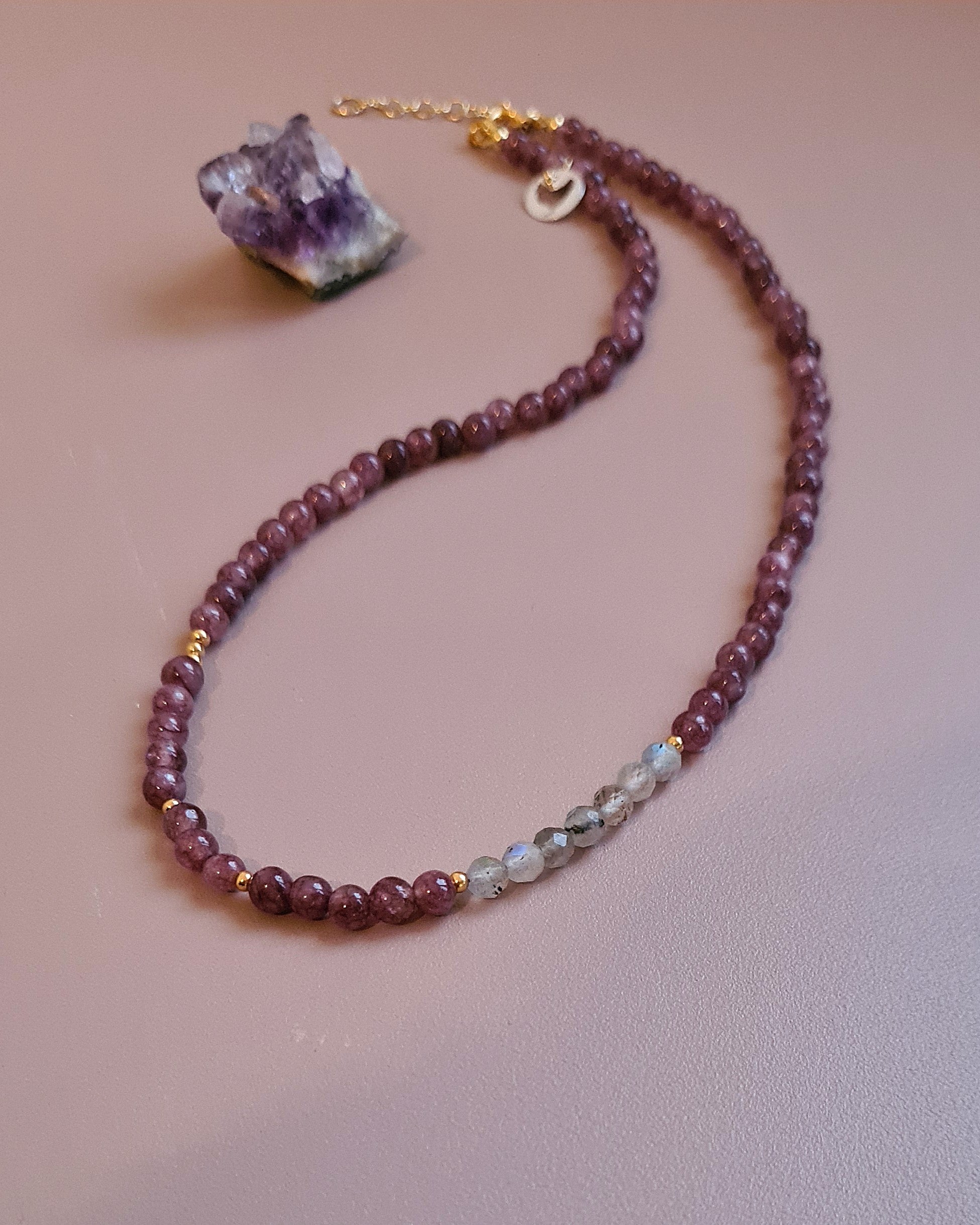 Ketting Quiet Heart, lila lepidoliet, labradoriet