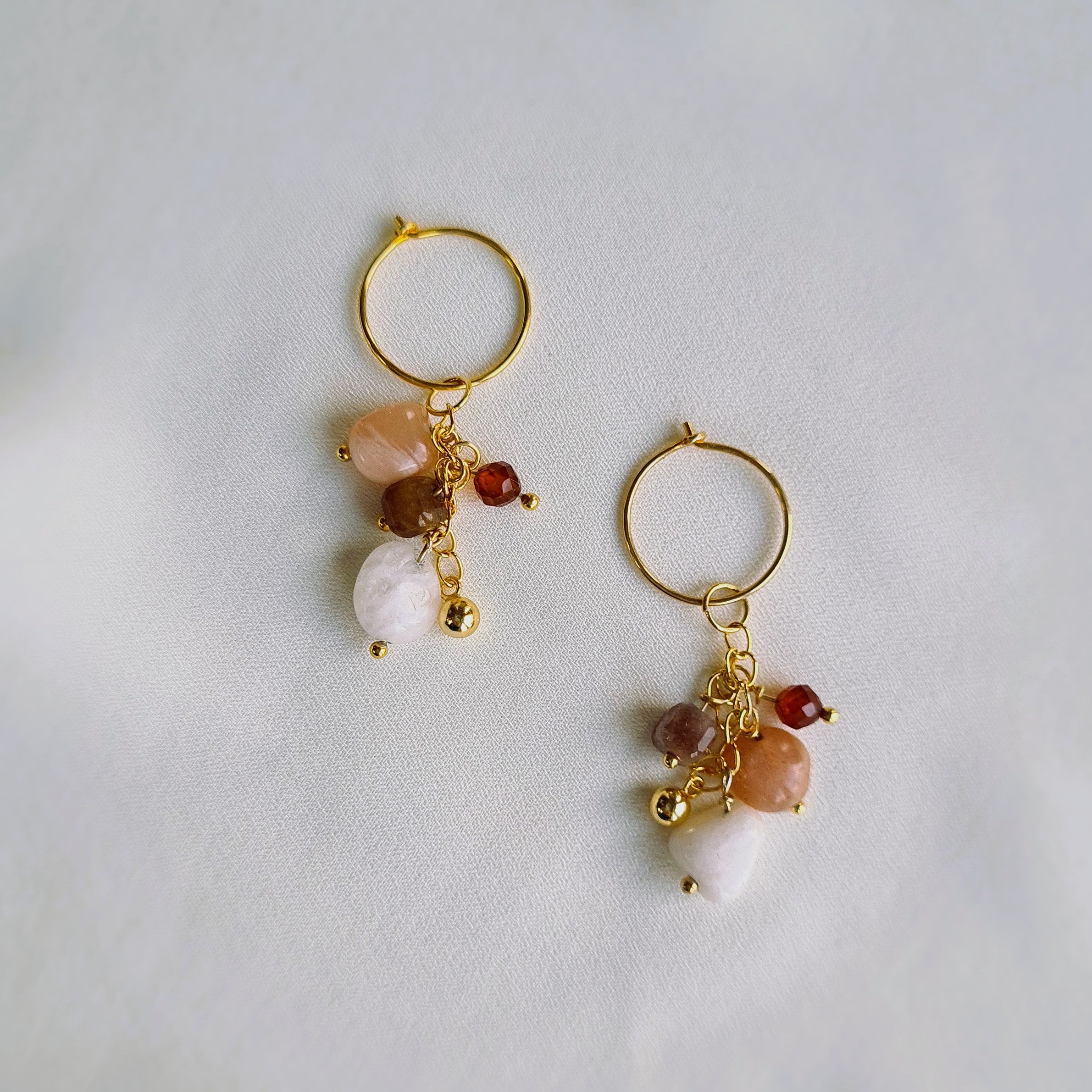 Oorbellen Smiling, bruine toermalijn, maansteen, zonnesteen, granaat