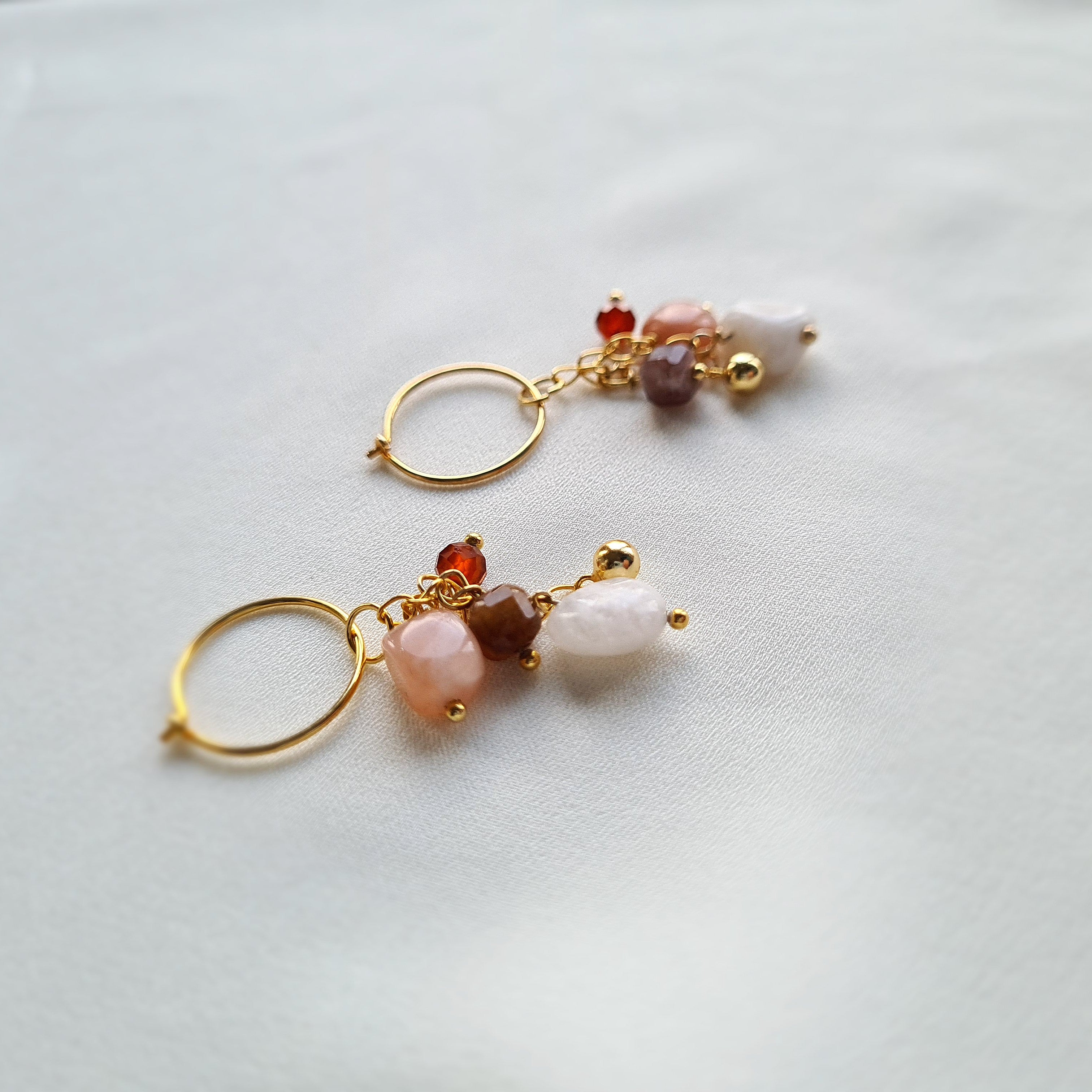 Oorbellen Smiling, bruine toermalijn, maansteen, zonnesteen, granaat