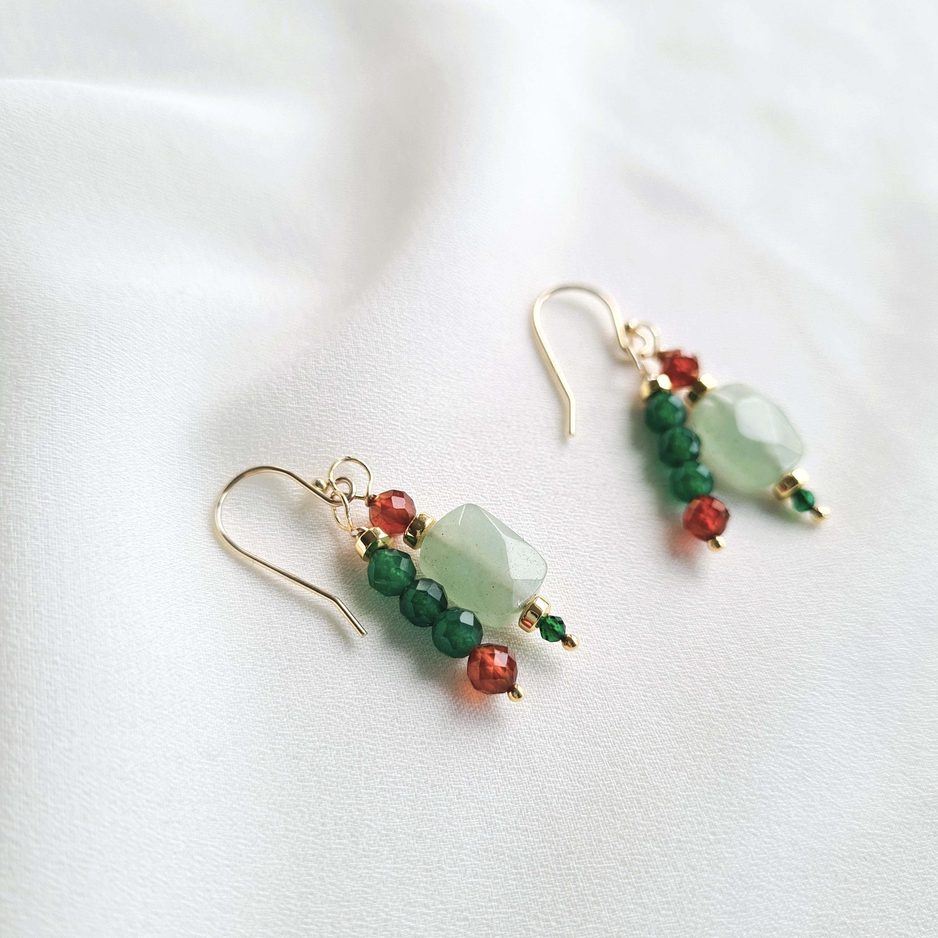 Oorbellen Green Dance, groene aventurijn, jade, granaat