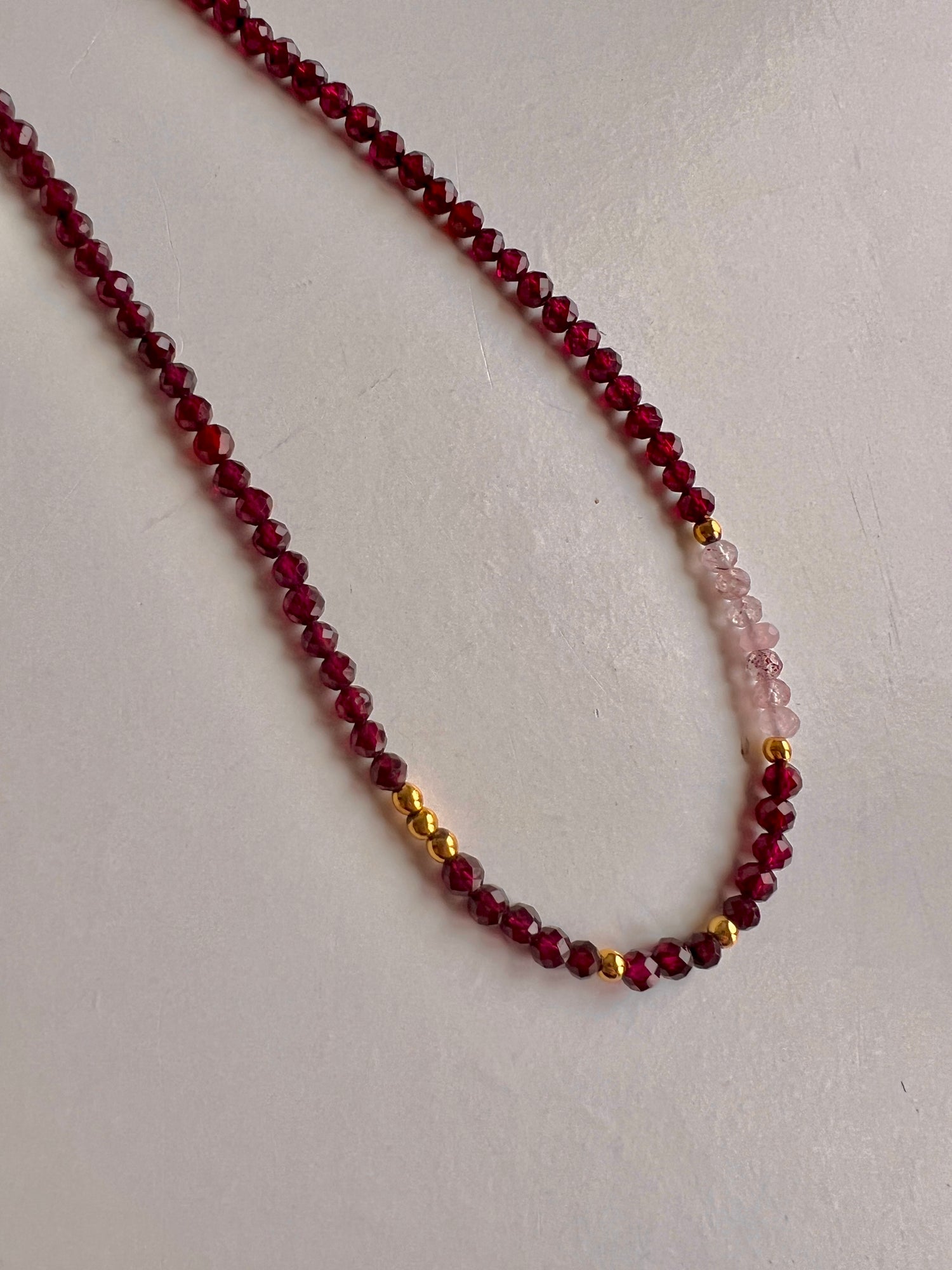 Ketting Kracht & Moed,  granaat en rozekwarts