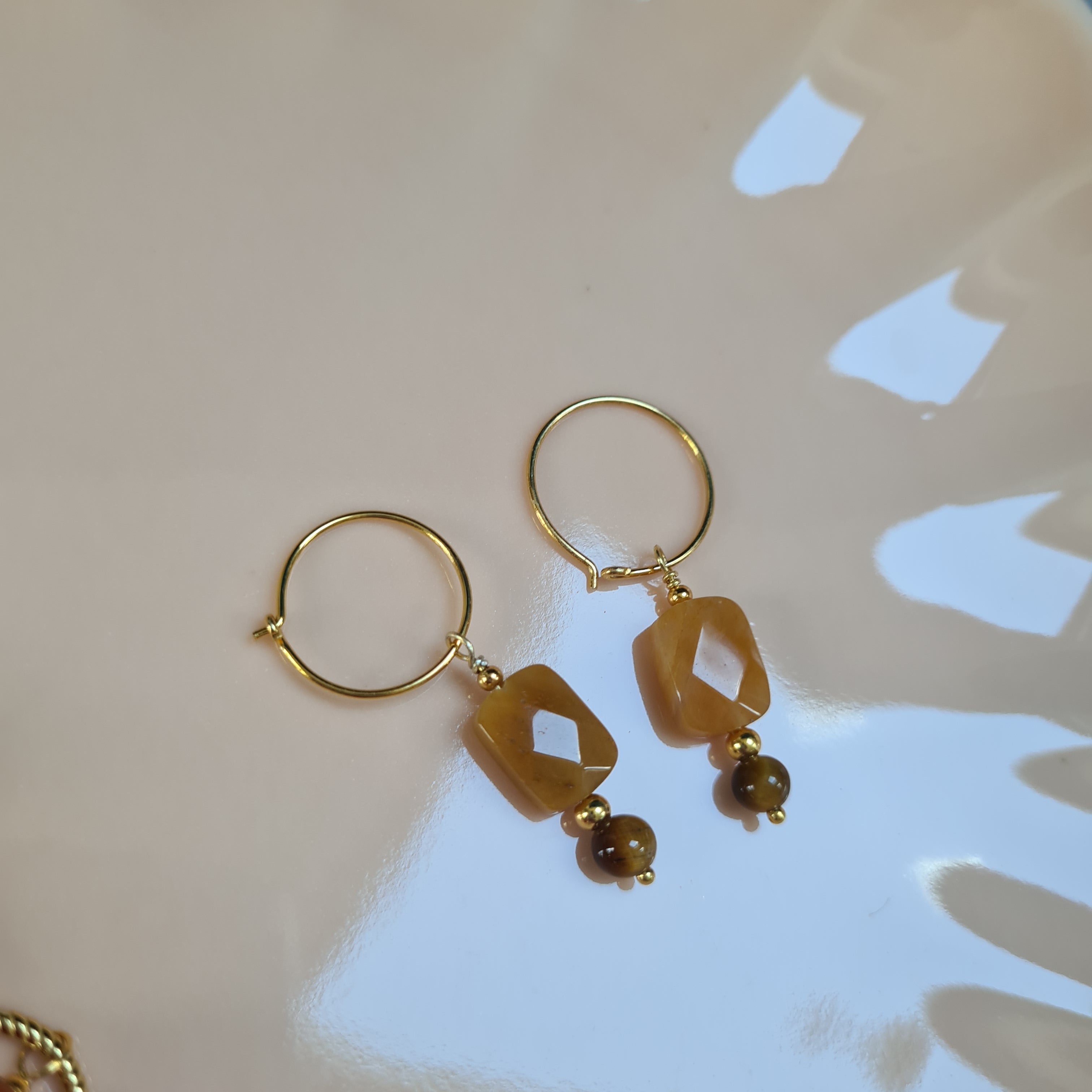 Oorbellen Bonne Chance, gele jade, gouden tijgeroog