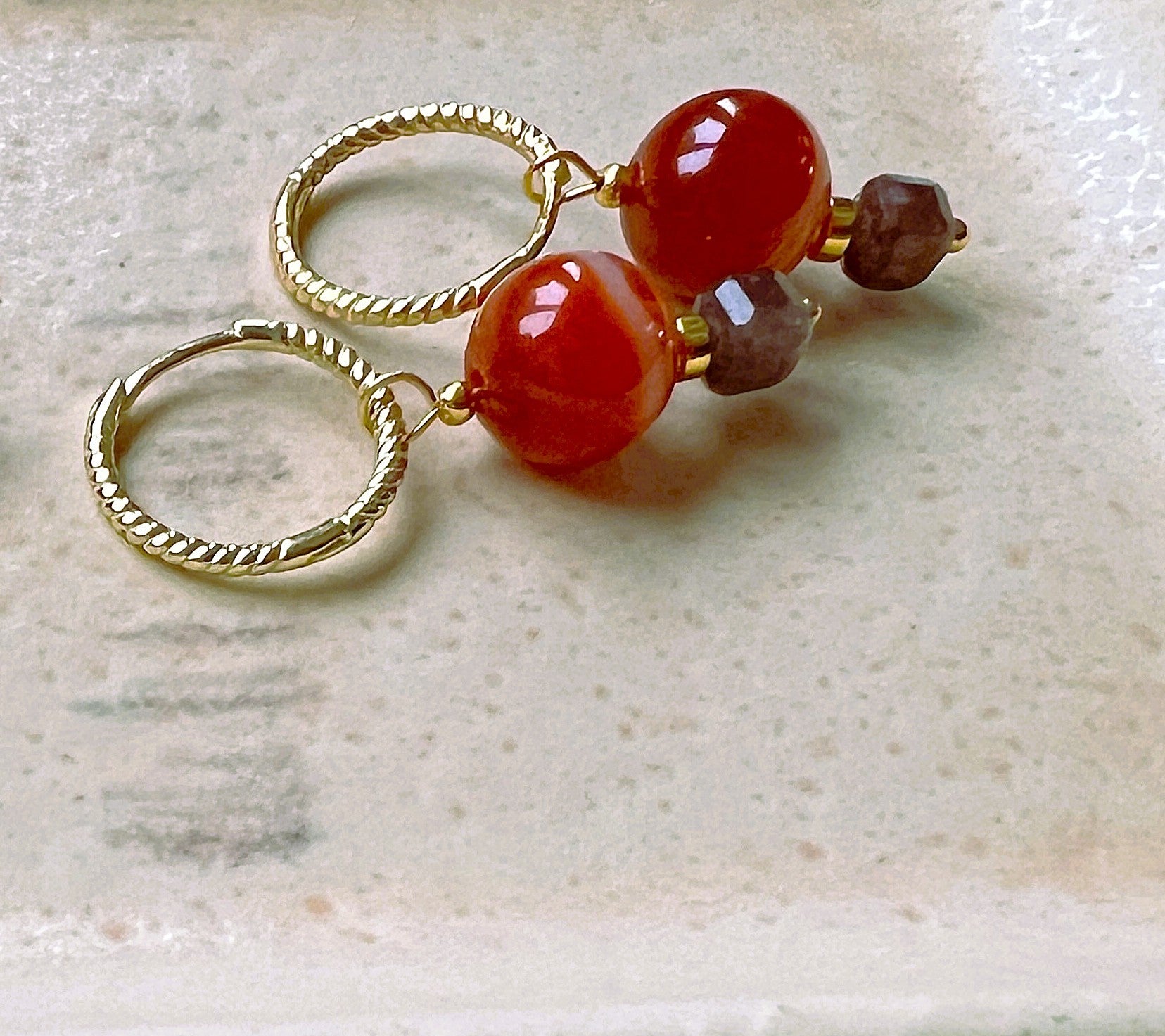 Oorbellen Little Fire, oranje carneool, bruine toermalijn