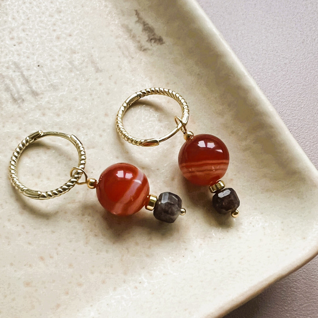 Oorbellen Little Fire, oranje carneool, bruine toermalijn