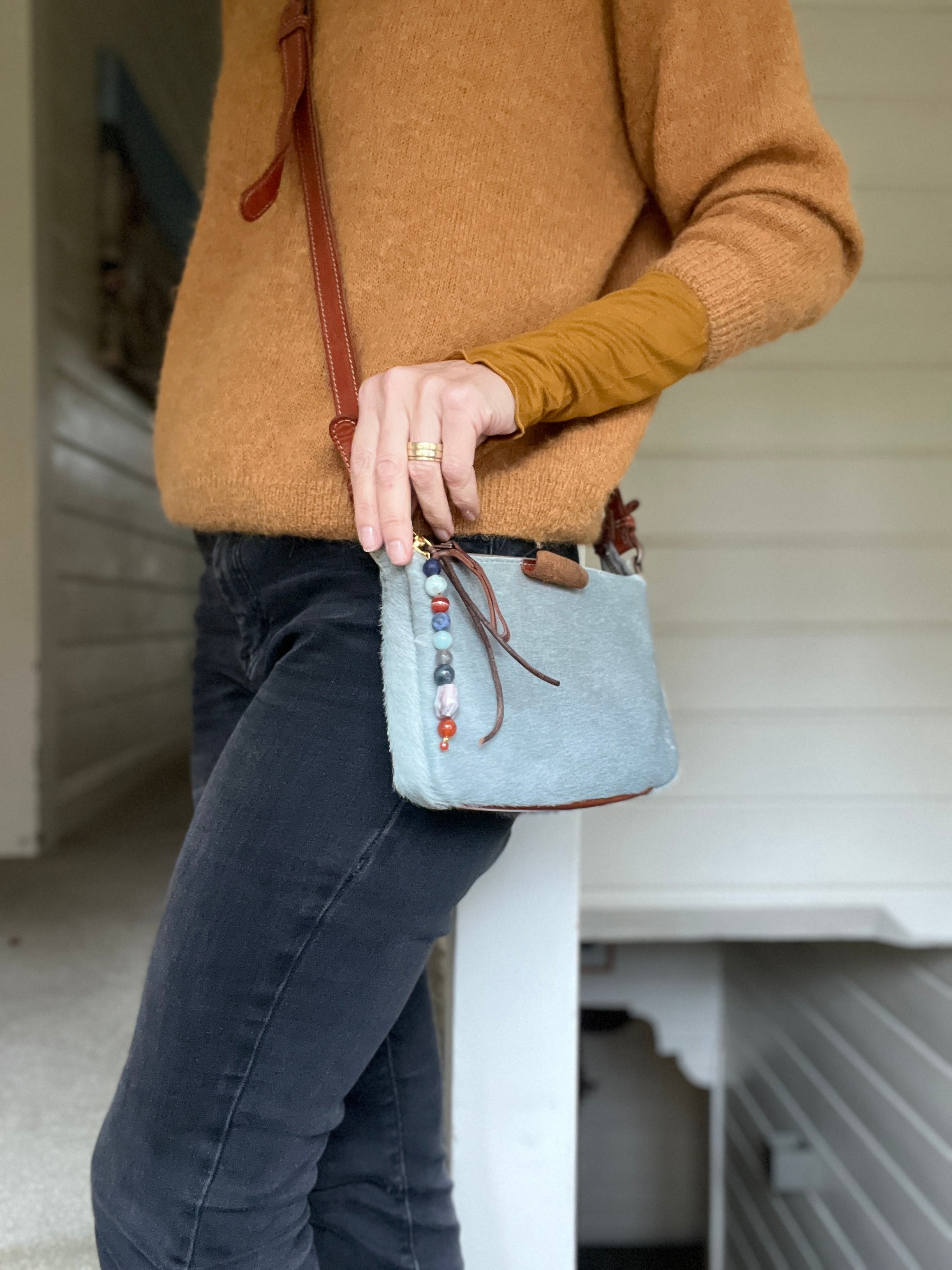 Tassenhanger Respect, blauwe sodaliet, oranje carneool