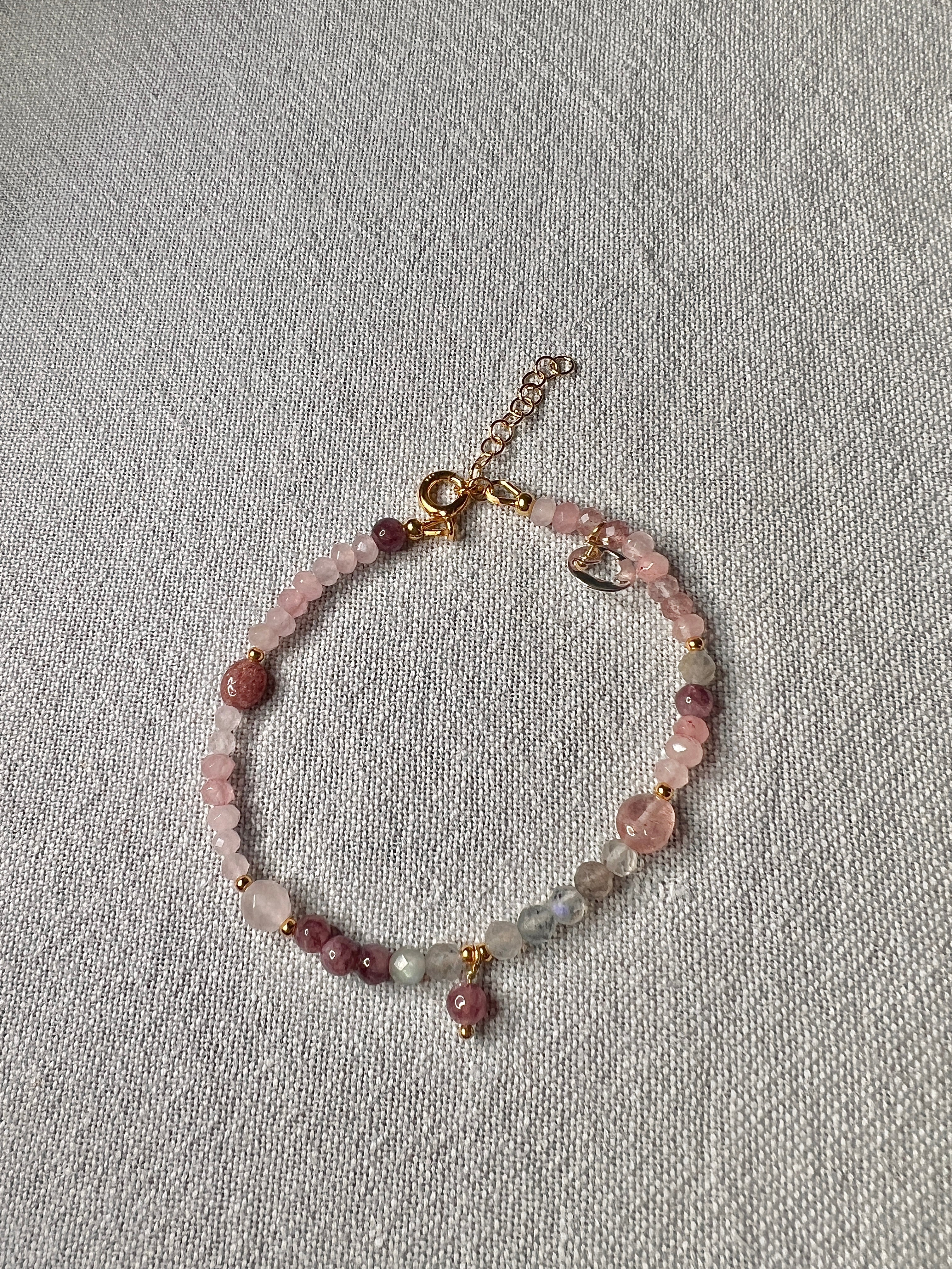 Armband Joyful, lepidoliet, aardbeienkwarts, rozekwarts en labradoriet
