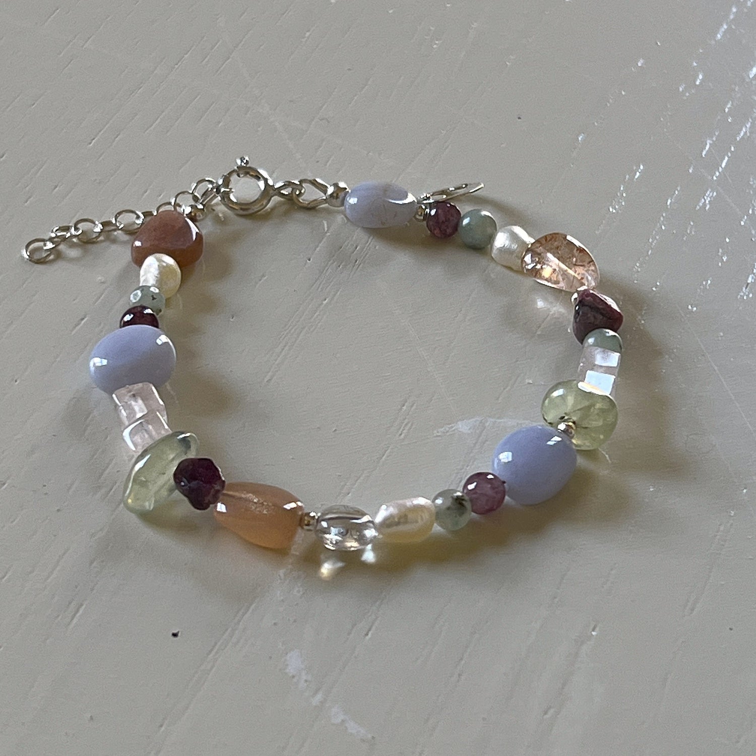 Armband Whisper, chalcedoon, zonnesteen, parel, rozekwarts