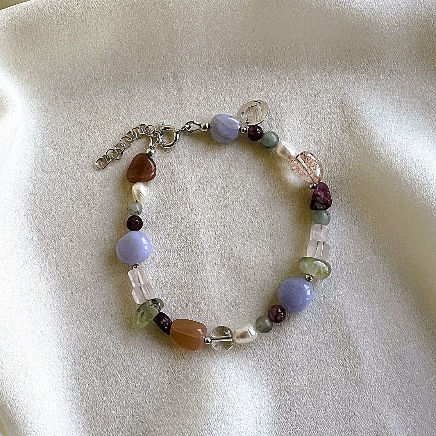 Armband Whisper, chalcedoon, zonnesteen, parel, rozekwarts