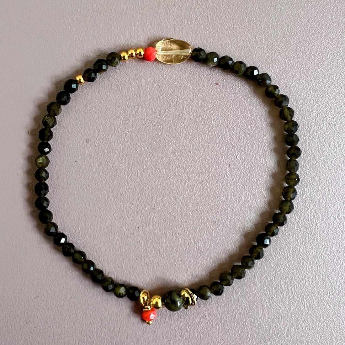 Jacky Moments: Growth, goud obsidiaan