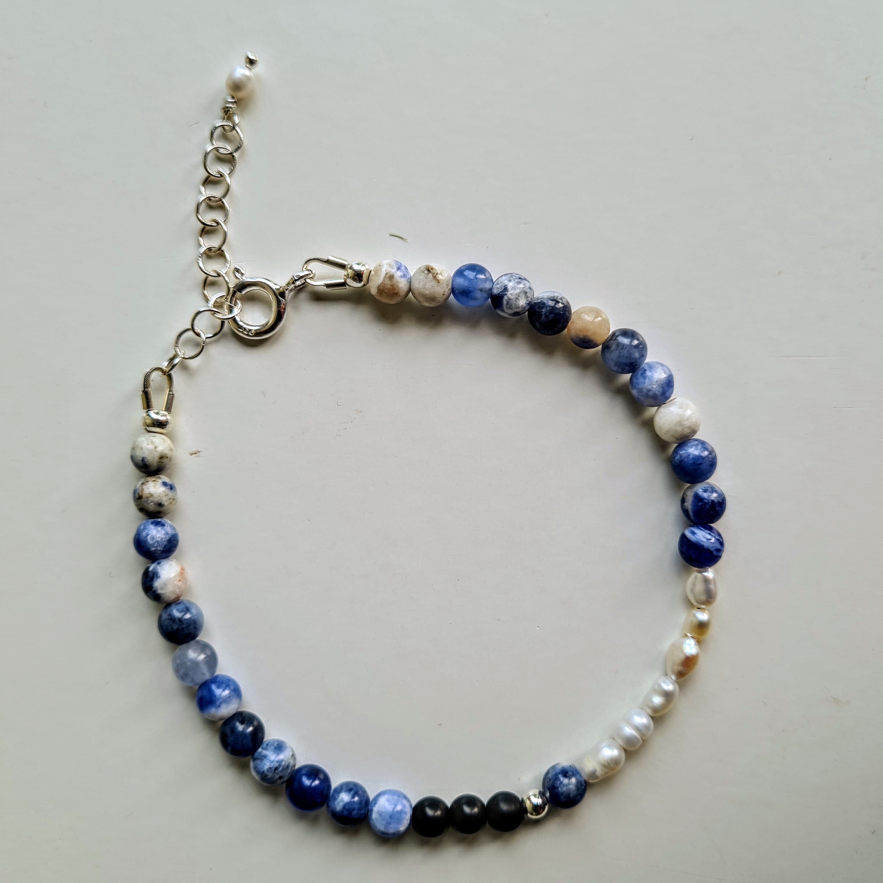 Armband Bilbao, sodaliet, zoetwater parel