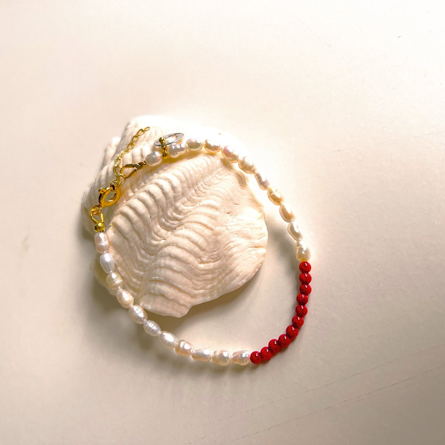 Armband Tender, met  koraal en parel