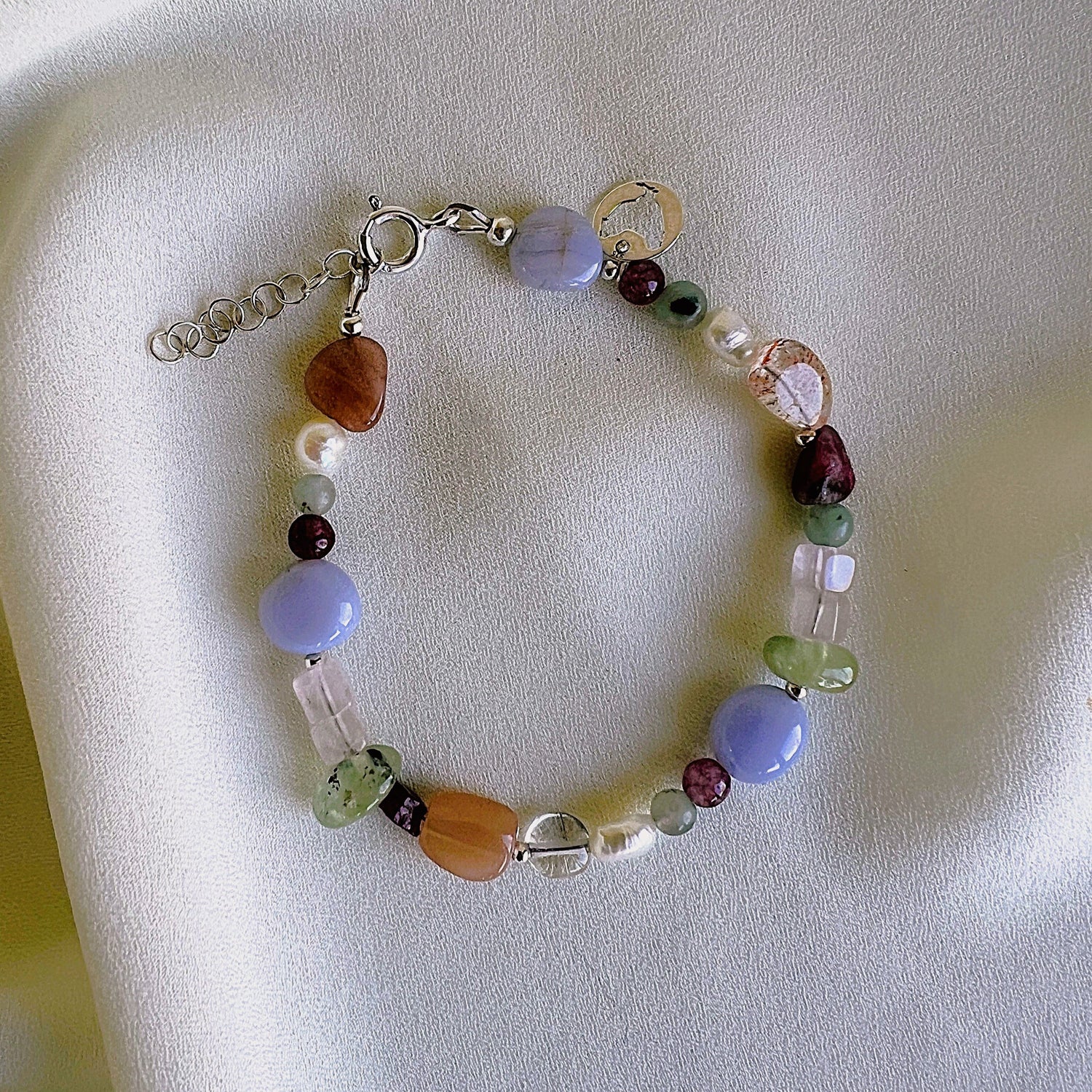 Armband Whisper, chalcedoon, zonnesteen, parel, rozekwarts