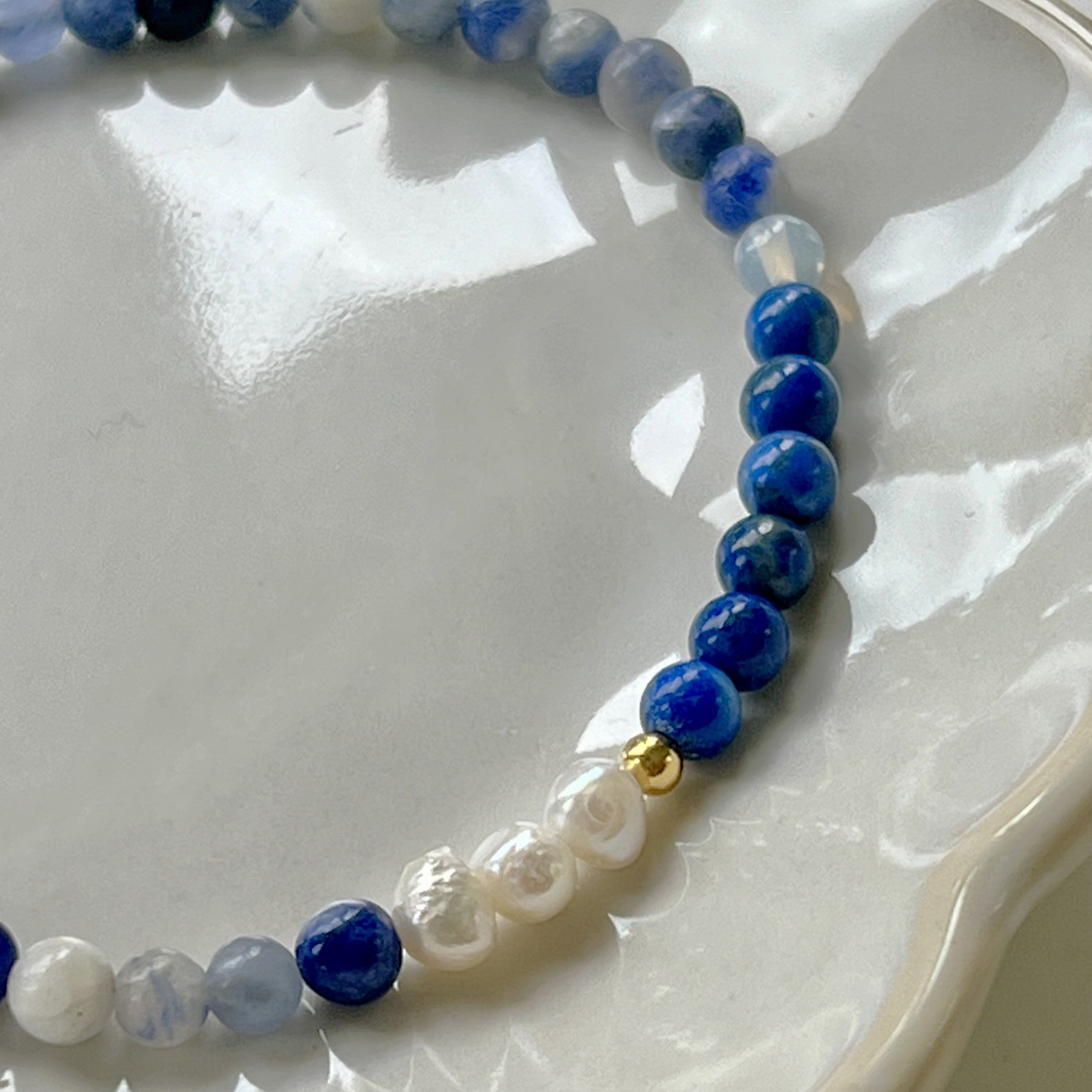 Armband Happy Blues, lapis lazuli, sodaliet, parel
