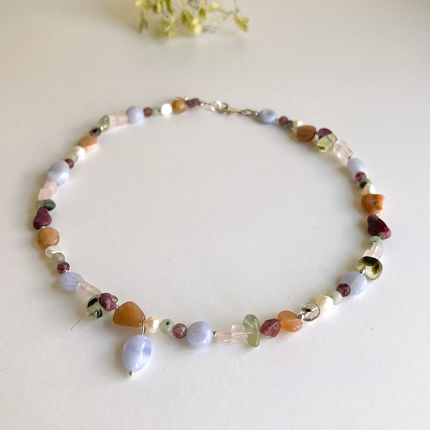 Ketting Whisper, chalcedoon, zonnesteen, parel, rozekwarts