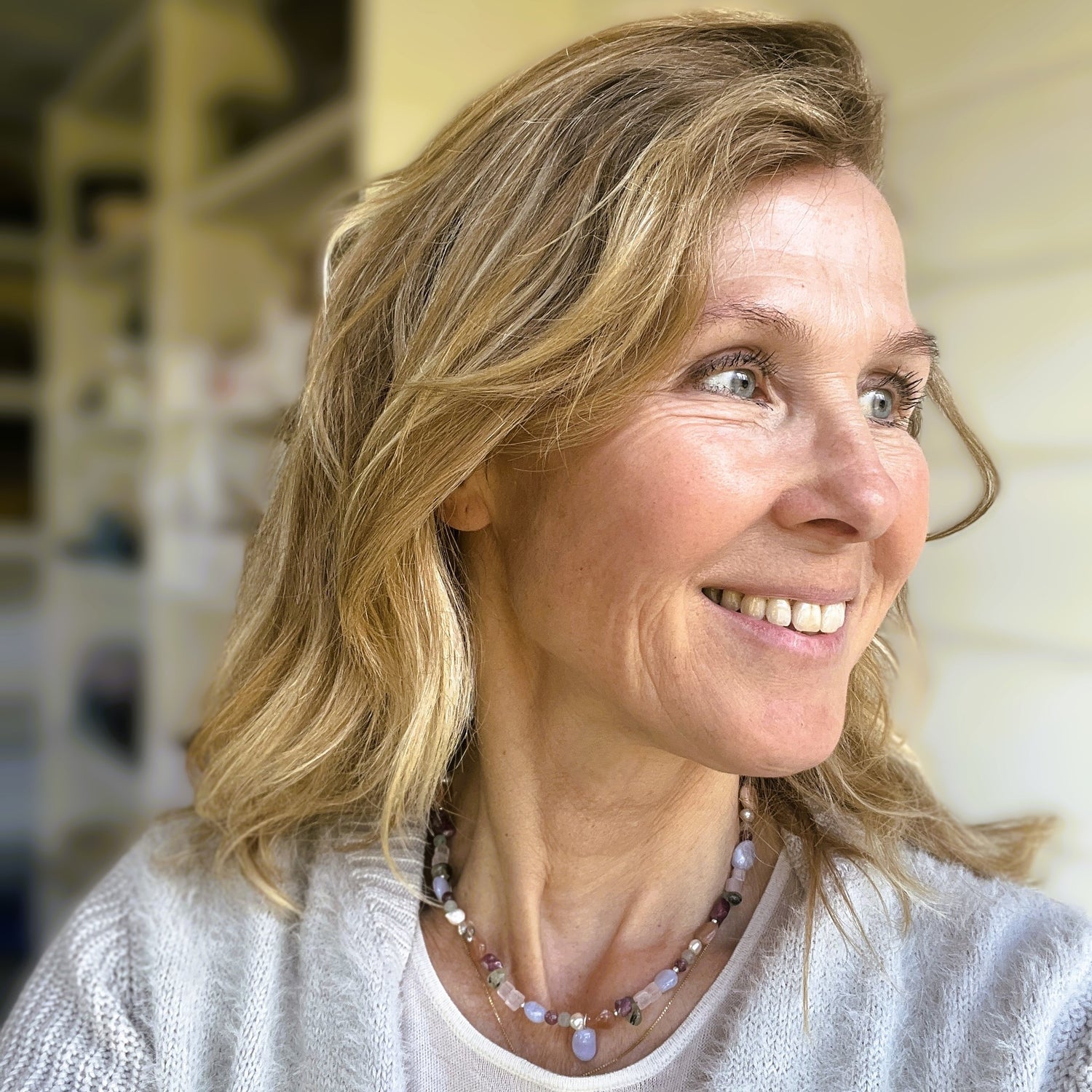 Ketting Whisper, chalcedoon, zonnesteen, parel, rozekwarts