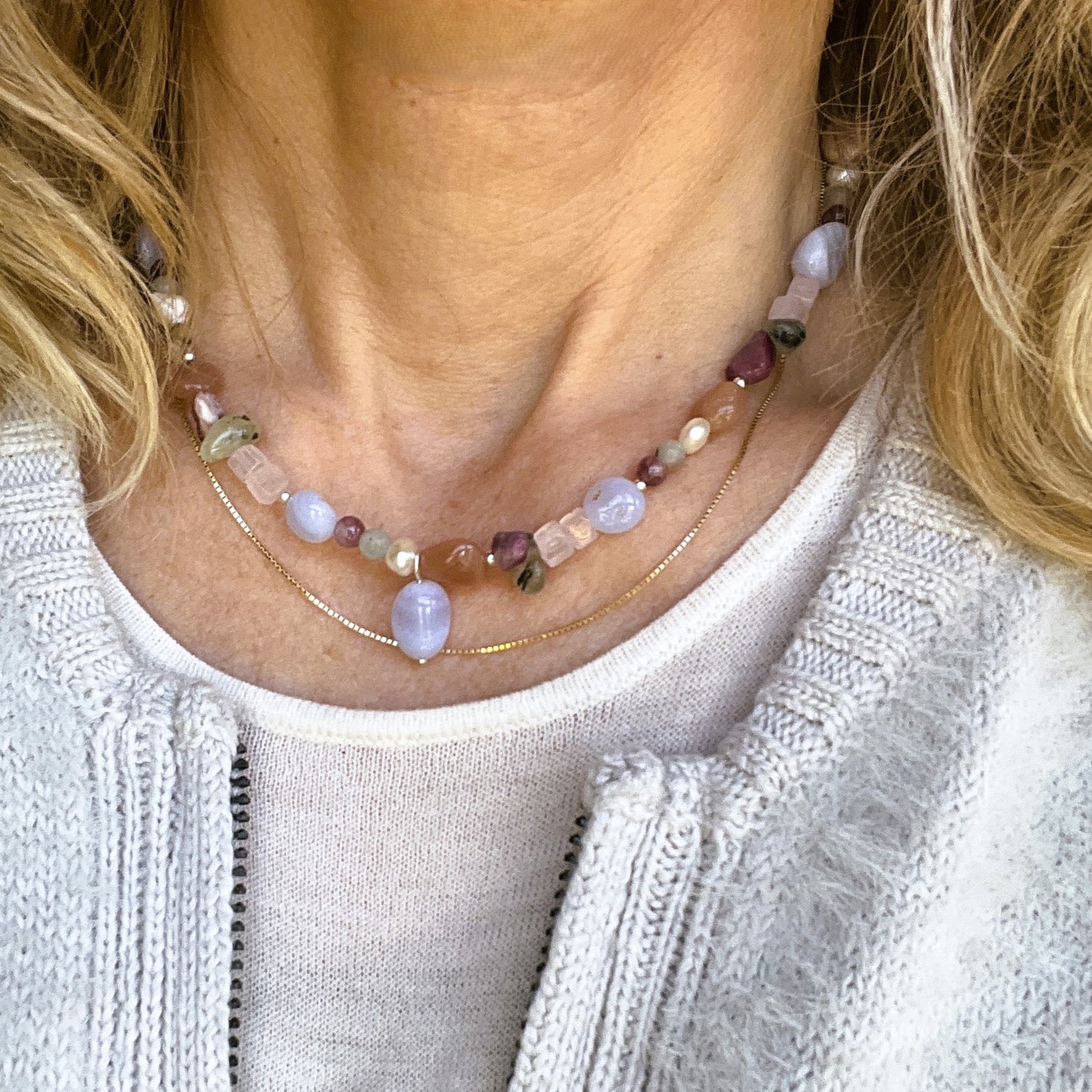 Ketting Whisper, chalcedoon, zonnesteen, parel, rozekwarts