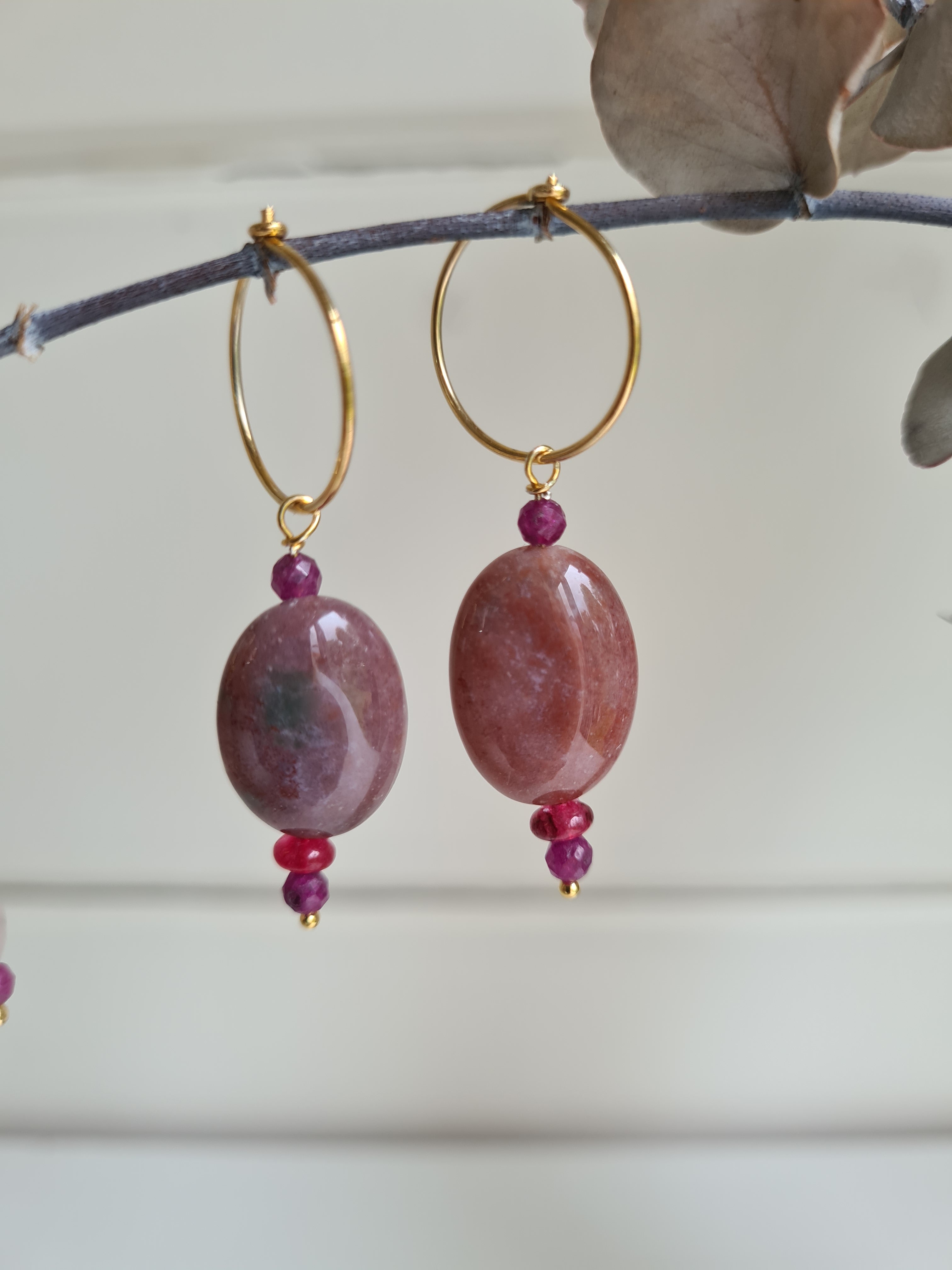 Oorbel Tara, roze India agaat, robijn