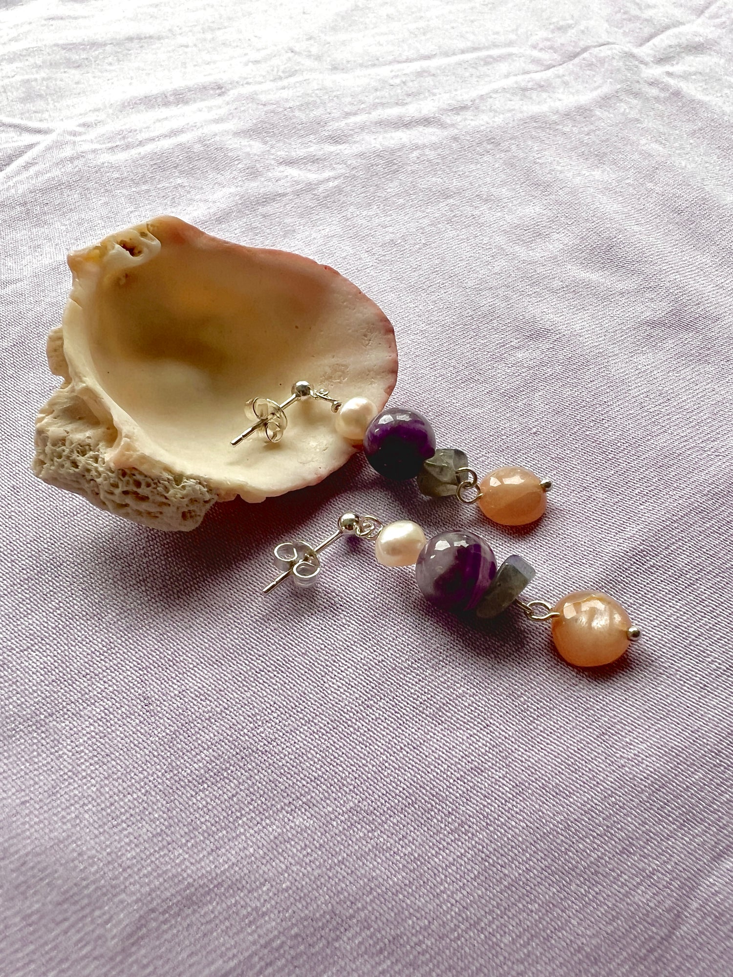 Oorbellen Sundance, amethist, zonnesteen, parel, labradoriet,