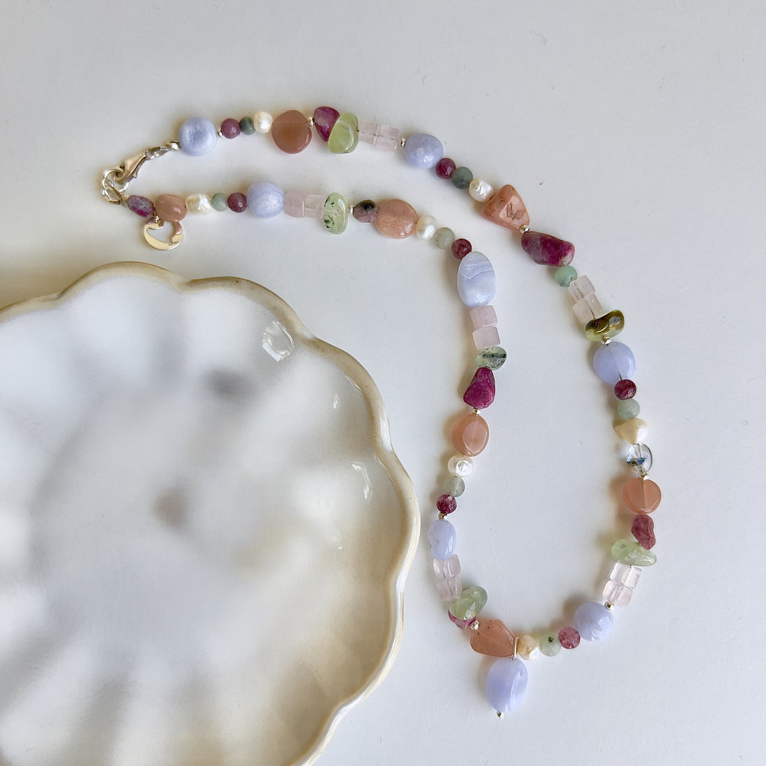 Ketting Whisper, chalcedoon, zonnesteen, parel, rozekwarts