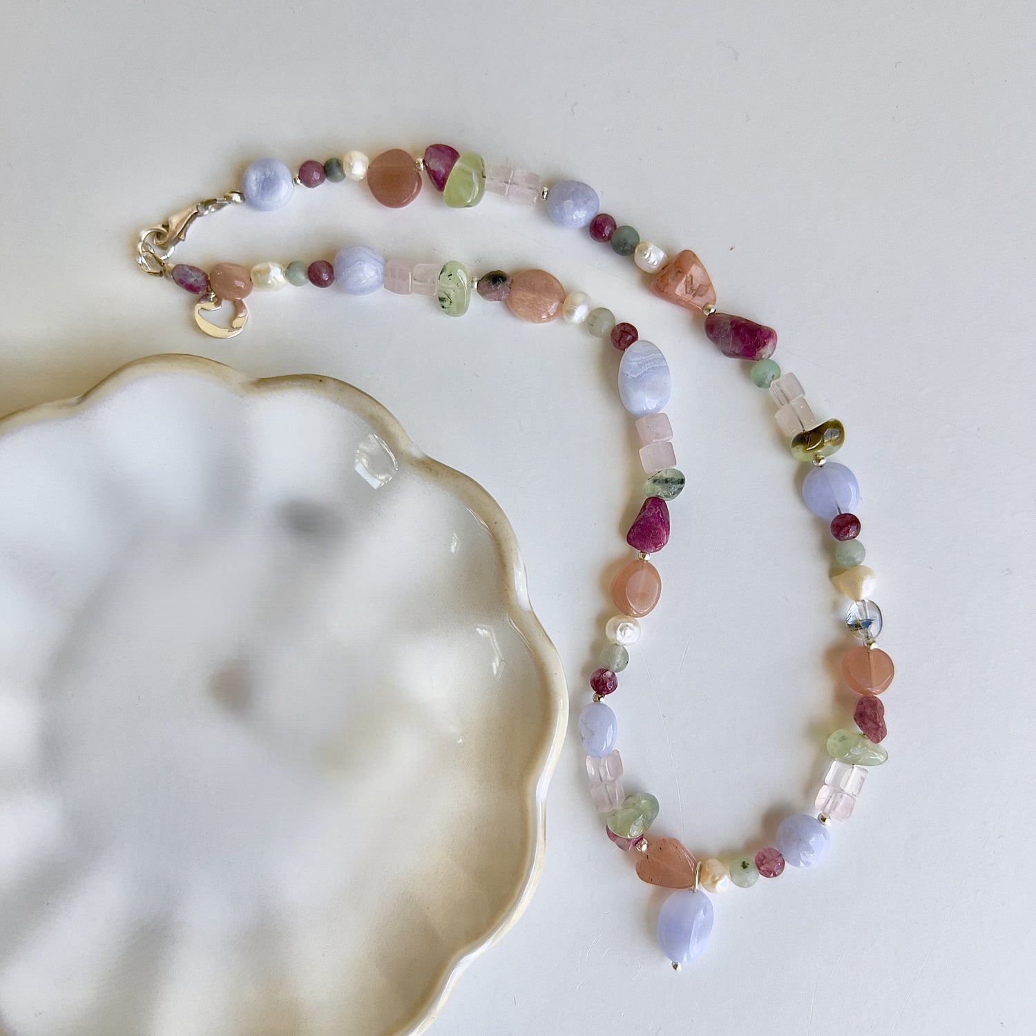 Ketting Whisper, chalcedoon, zonnesteen, parel, rozekwarts