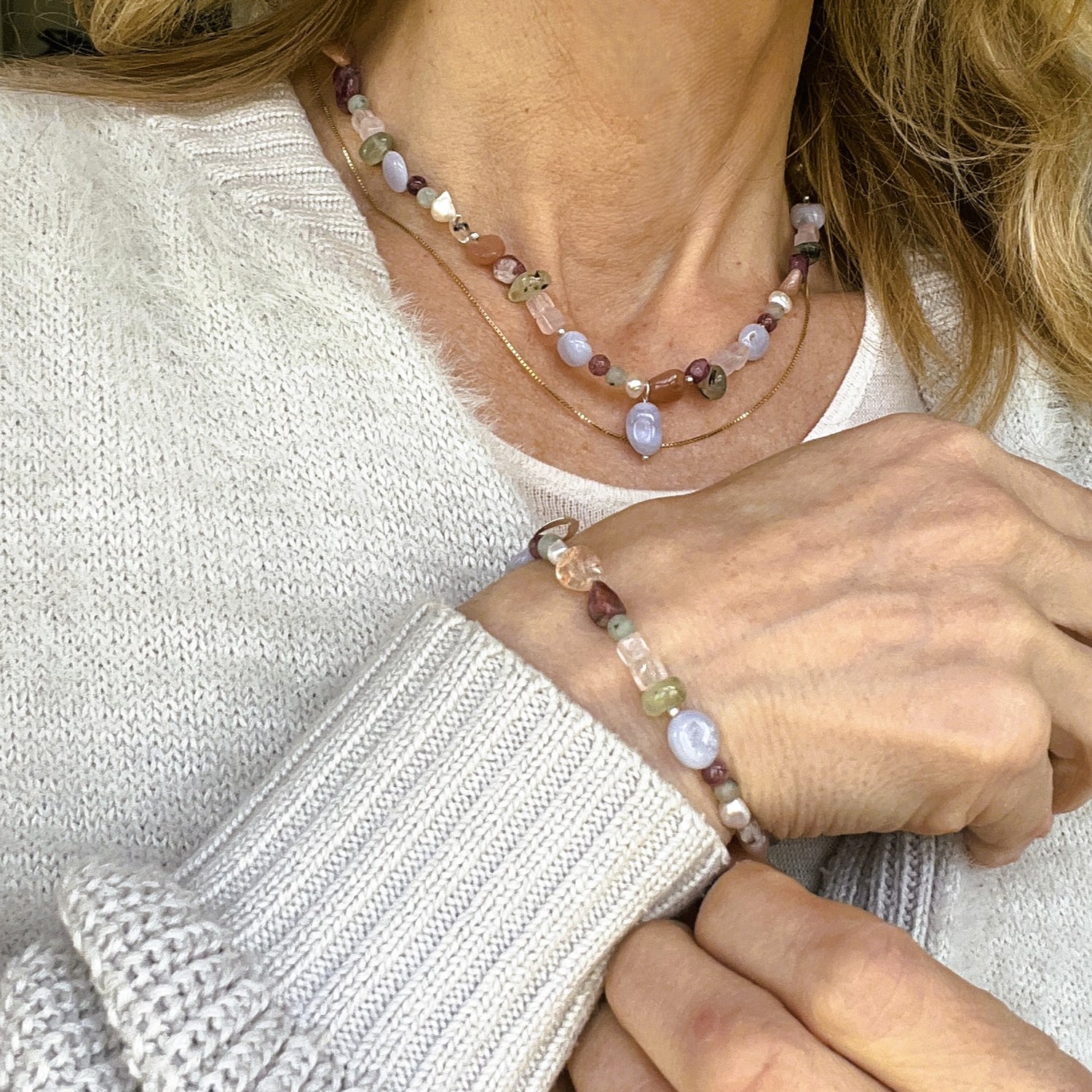 Armband Whisper, chalcedoon, zonnesteen, parel, rozekwarts