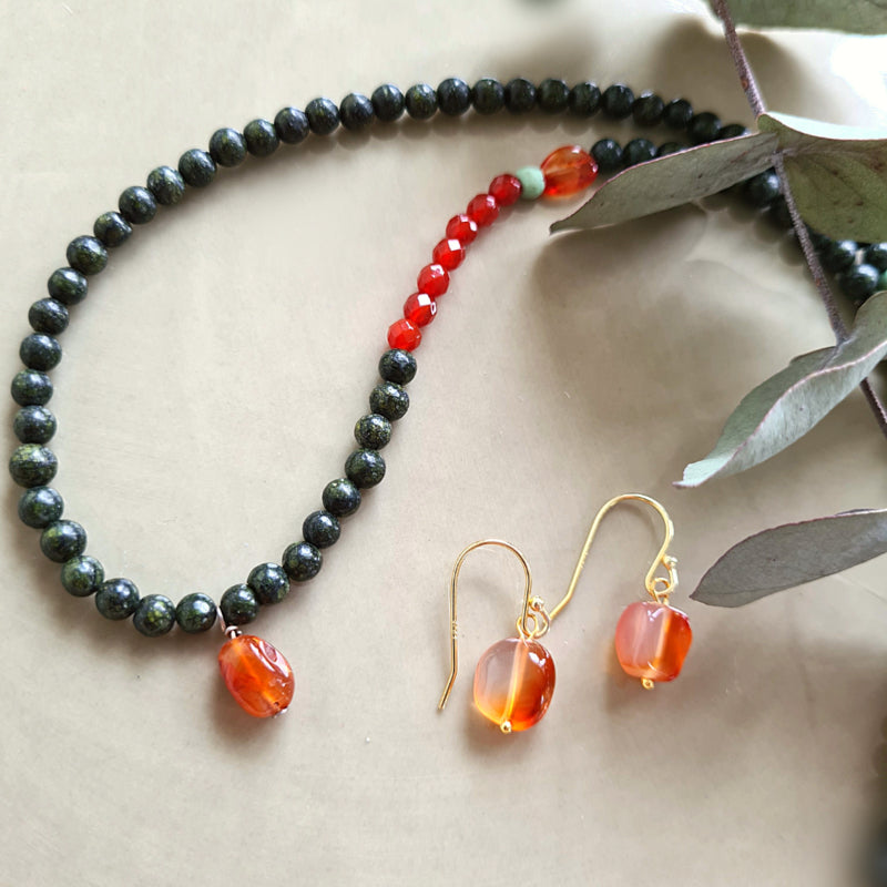 Set oorknopjes & ketting Tess, zoisiet en carneool