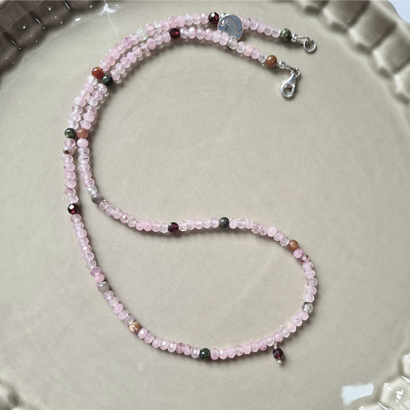 Ketting Pale Rose, rozekwarts, granaat en toermalijn