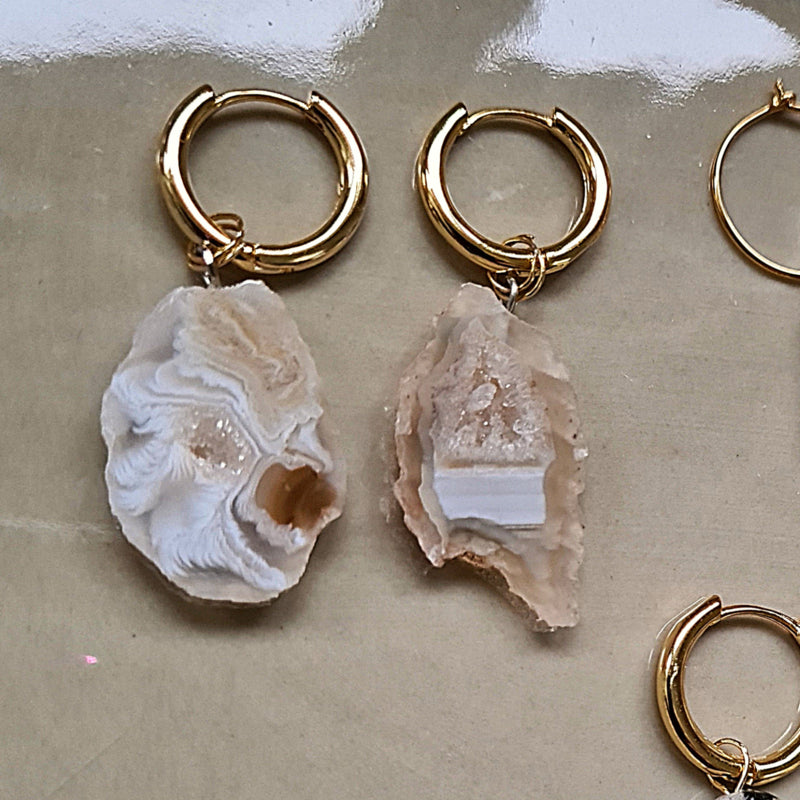 Oorringen Golden Snow, witte geode amethist