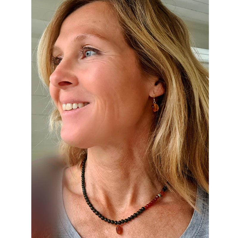 Set oorknopjes & ketting Tess, zoisiet en carneool
