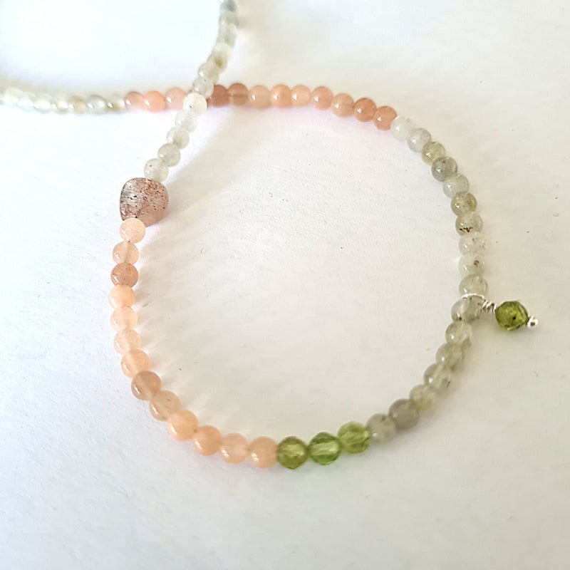 Ketting Zehra, labradoriet, zonnesteen en peridoot