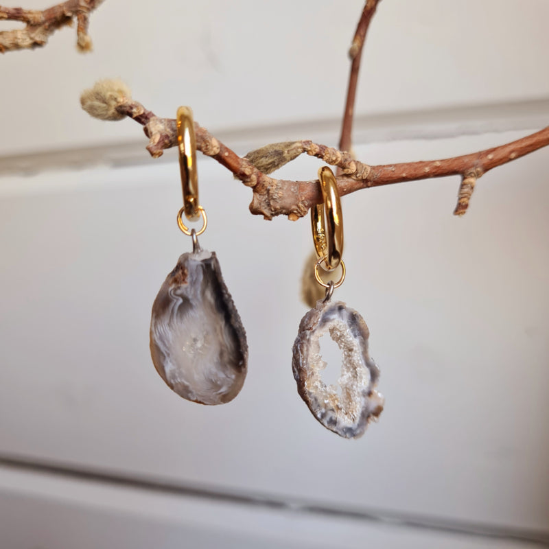 Oorringen Golden Earth, zwarte geode amethist