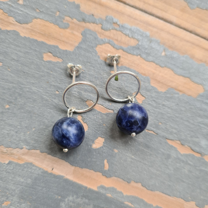 Oorbellen Round Moon, sodaliet