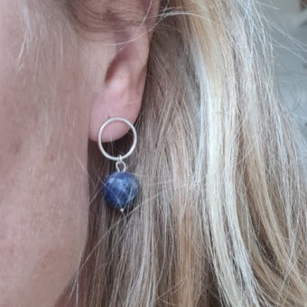 Oorbellen Round Moon, sodaliet