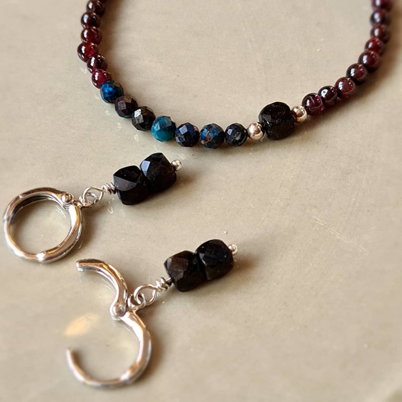 Set Armband & oorringen Dark Sense, granaat, chrysocolla, obsidiaan