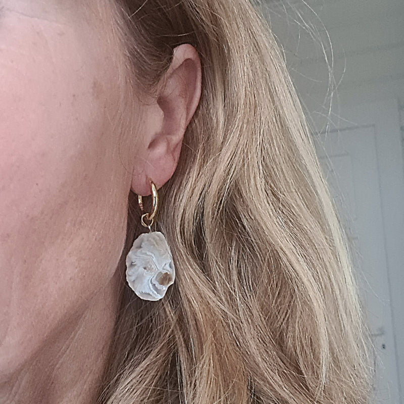 Oorringen Golden Snow, witte geode amethist
