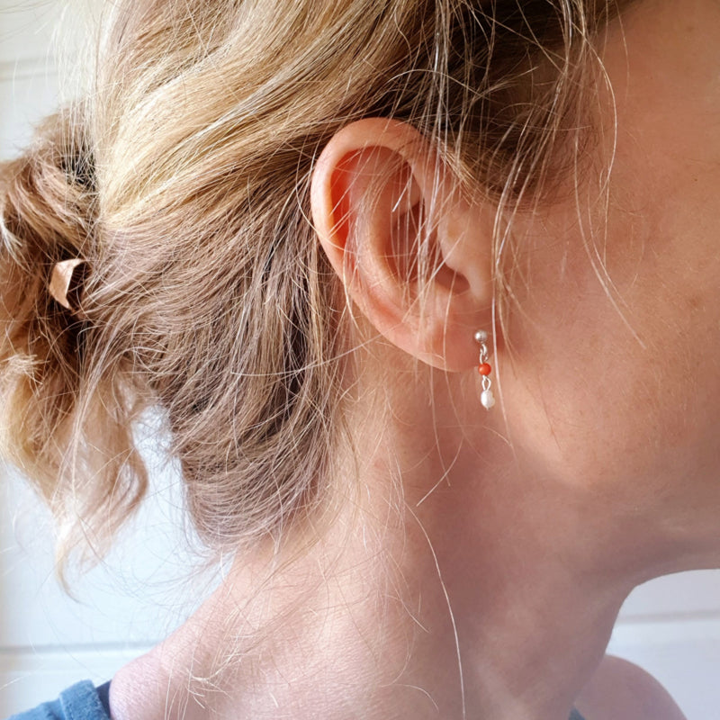 Oorstekers Teardrops, parel en koraal