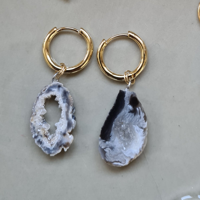 Oorringen Golden Earth, zwarte geode amethist