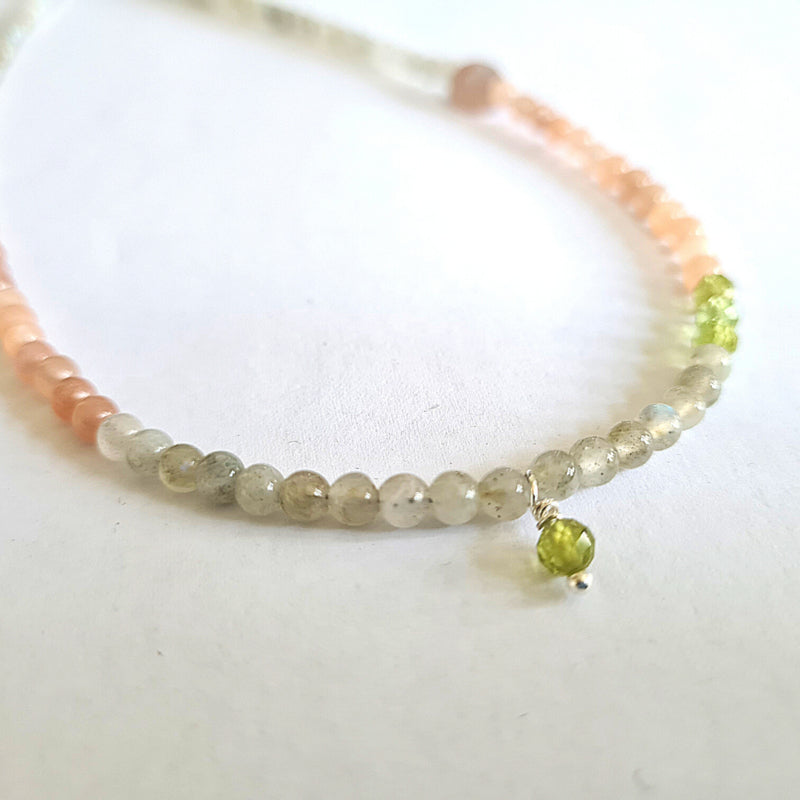 Ketting Zehra, labradoriet, zonnesteen en peridoot