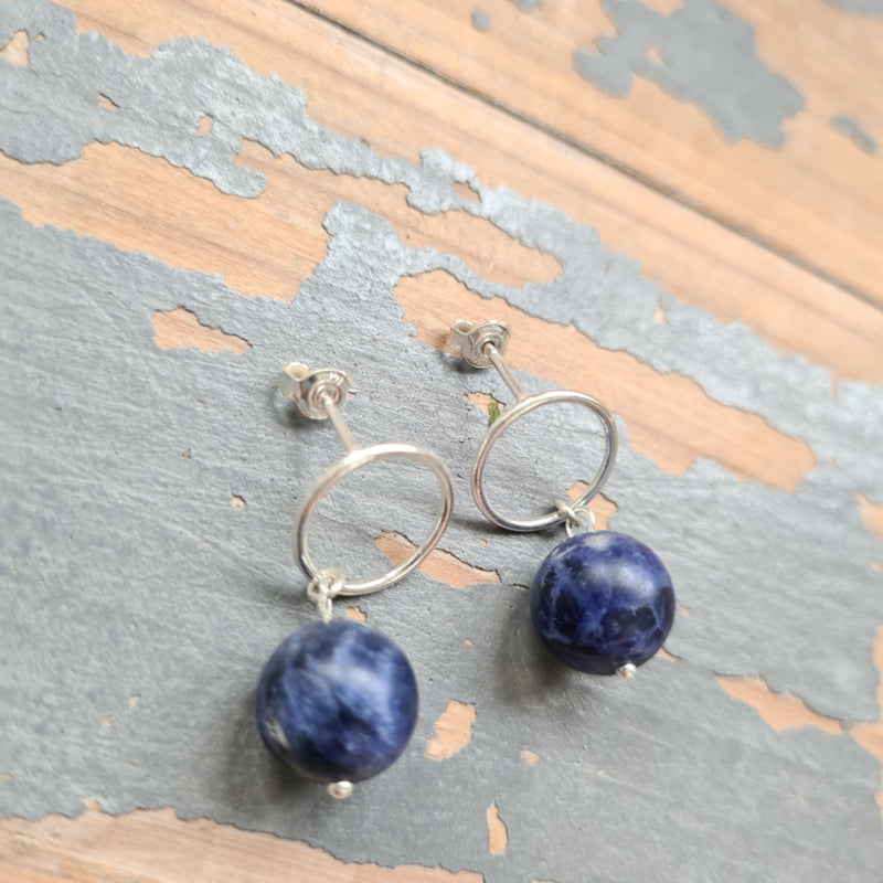 Oorbellen Round Moon, sodaliet