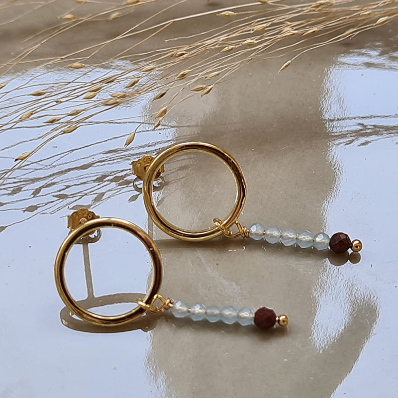 Oorbellen Golden Anouk, lichtblauw opaal, drakenbloedsteen
