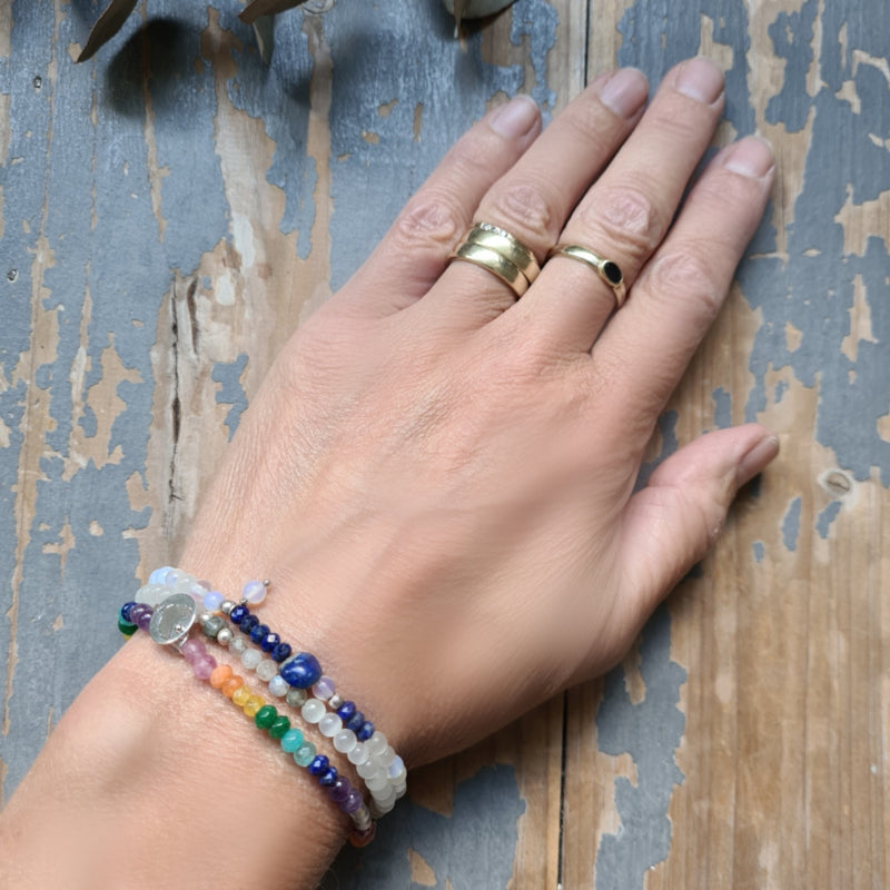 Armband Rainbow, regenboog / chakra kleuren, amethist, lapis lazuli